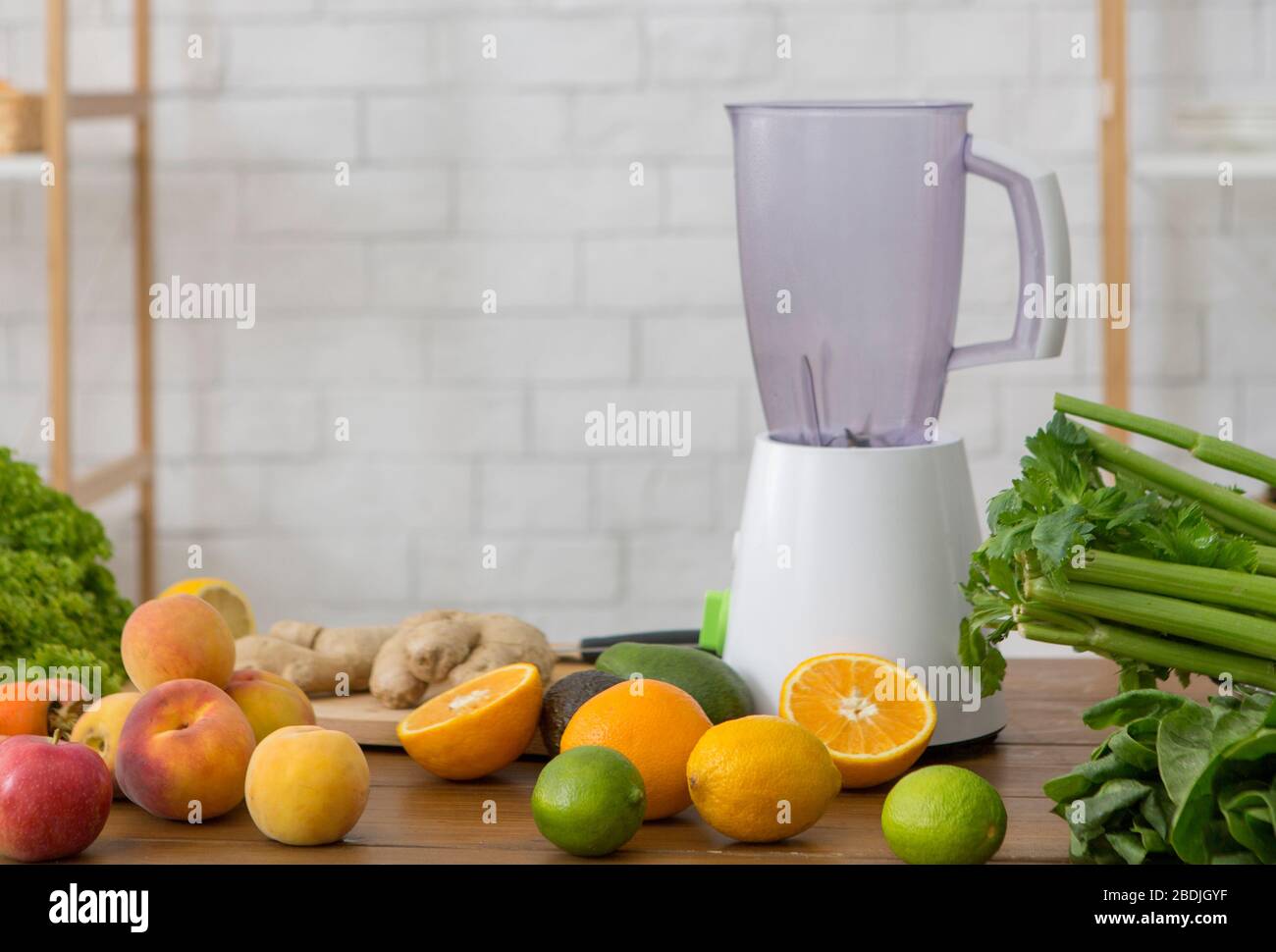 Fai il tuo cocktail detox a casa, frullatore, frutta fresca Foto Stock