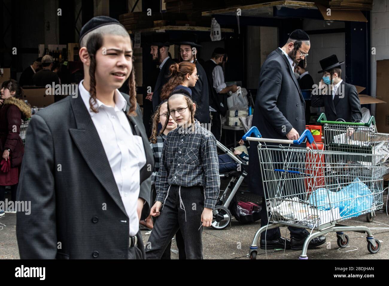 Ebrei ultra-ortodossi nella comunità ebraica di Stamford Hill, Londra, fuori a fare shopping prima delle celebrazioni della Pasqua della settimana durante il blocco COVID-19. Foto Stock