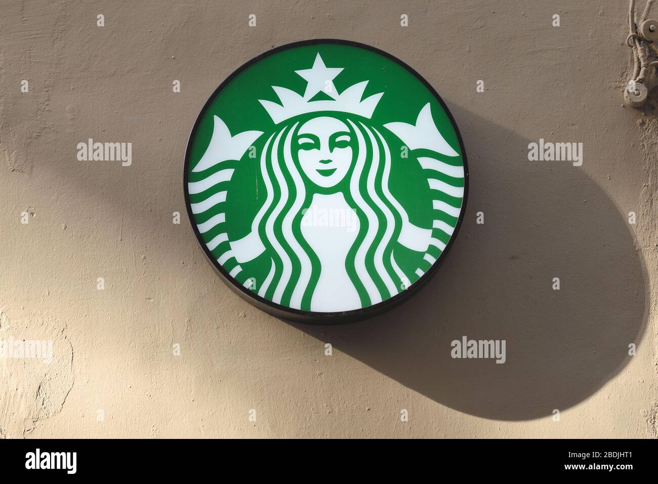 LONG BEACH, CA/USA - MARZO 19, 2019: Starbucks logo esterno. Starbucks è una catena di negozi di caffè negli Stati Uniti e in altre nazioni. Foto Stock