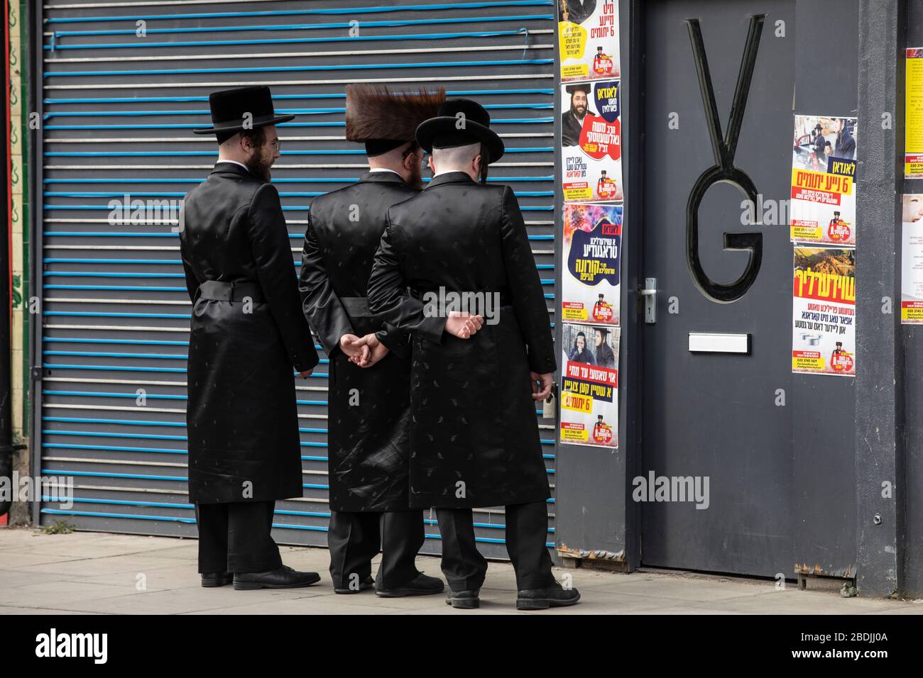 Ebrei ultra-ortodossi nella Comunità ebraica di Stamford Hill fuori da un negozio Kosher chiuso a causa del COVID-19 durante le celebrazioni della Pasqua della settimana. Foto Stock