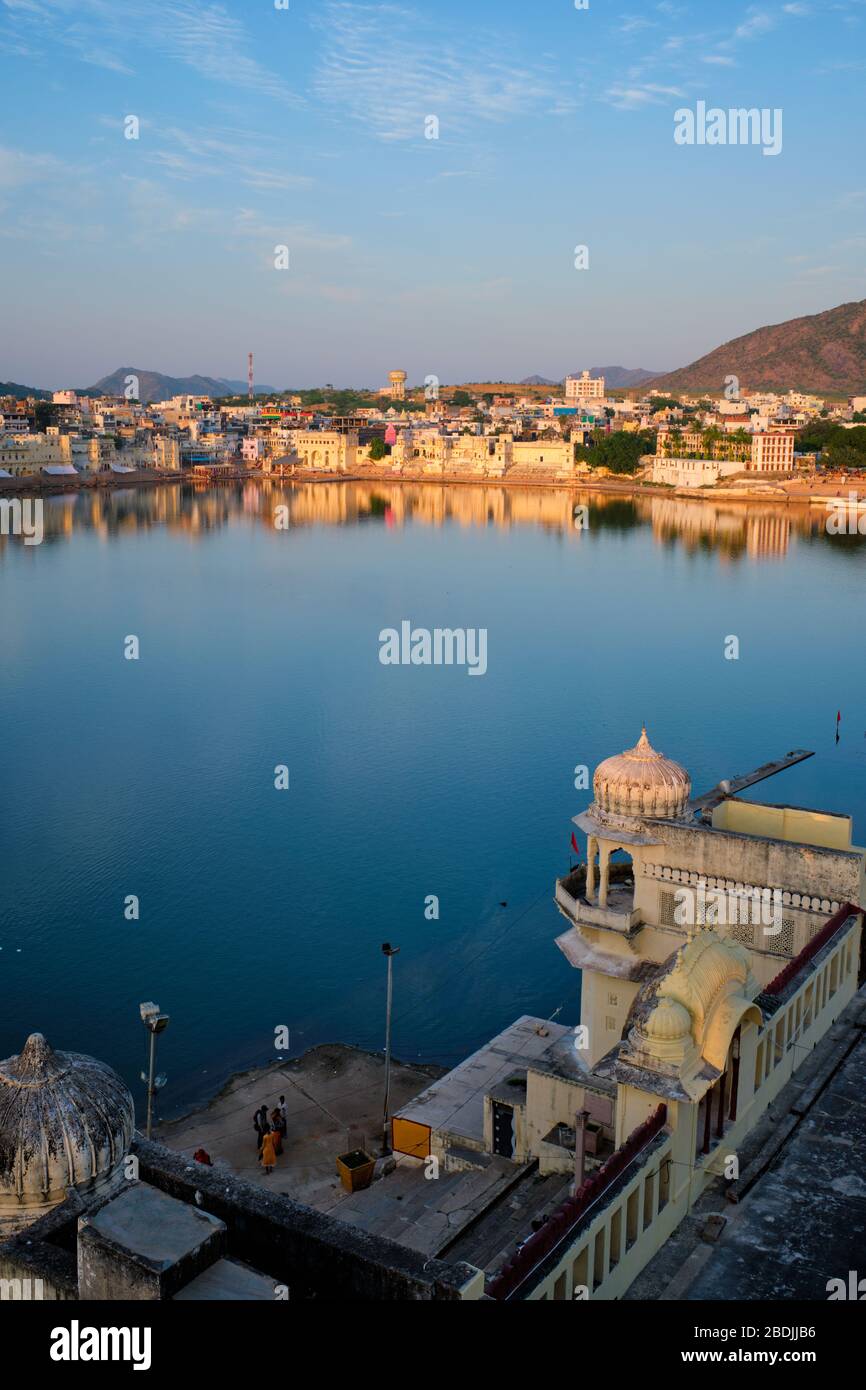 Vista della famosa città sacra indiana Pushkar con ghats Pushkar. Rajasthan, India Foto Stock