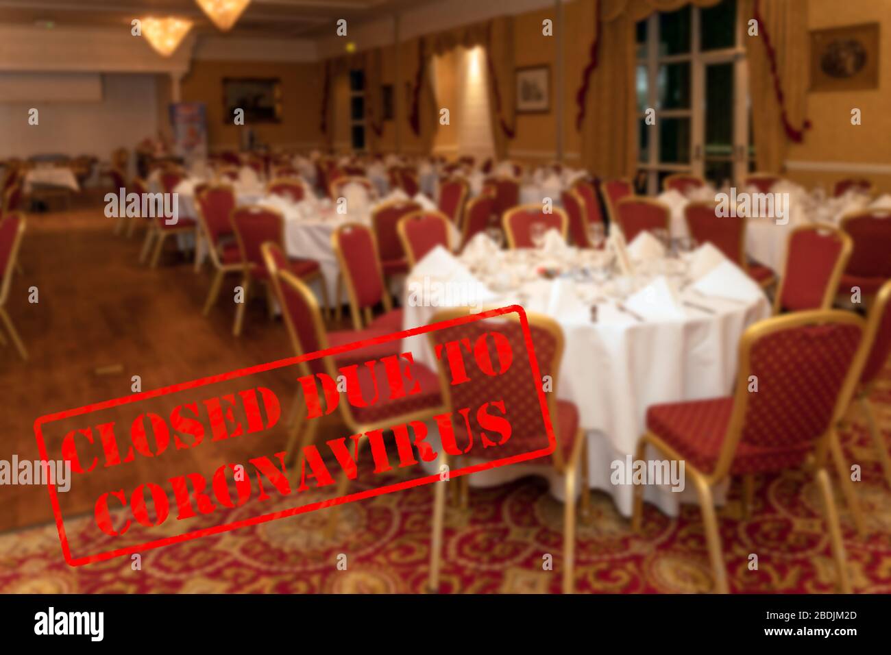 Vista sfocata e sfocata dell'interno di un luogo di nozze o di un ristorante di lusso, vuoto e chiuso a causa di coronavirus o covid 19 pandemics Foto Stock