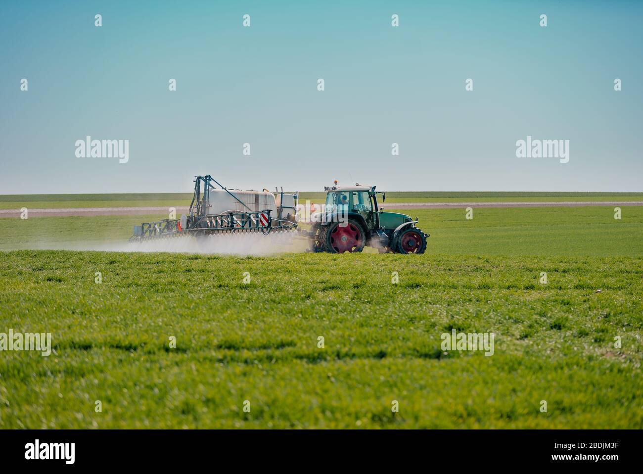 Trattore agricolo che lavora sul campo Foto Stock