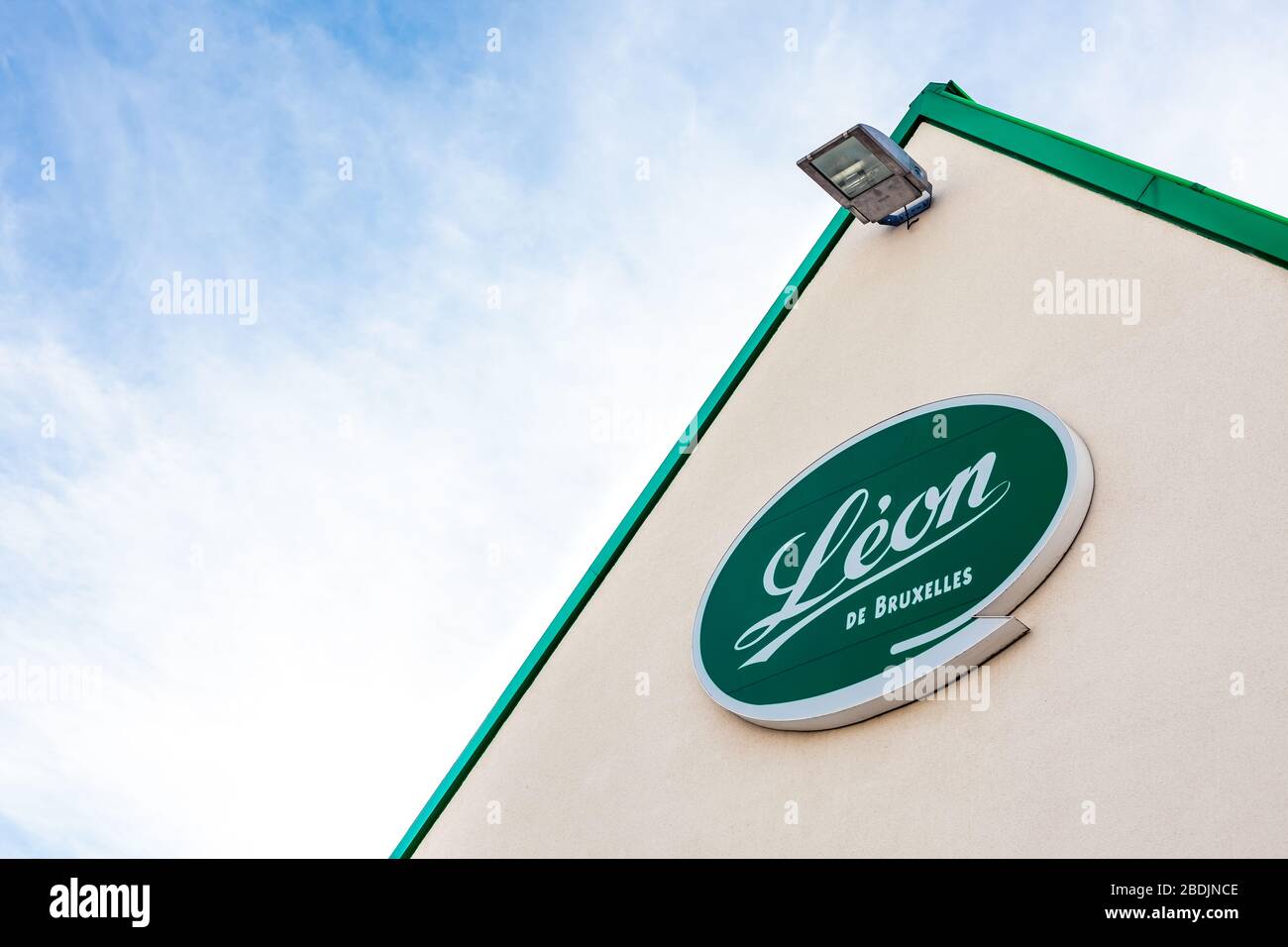 Leon de Bruxelles, catena di ristoranti che è conosciuta principalmente per servire moules-frites, marchio logo sul suo edificio ristorante situato a Lione, Francia Foto Stock
