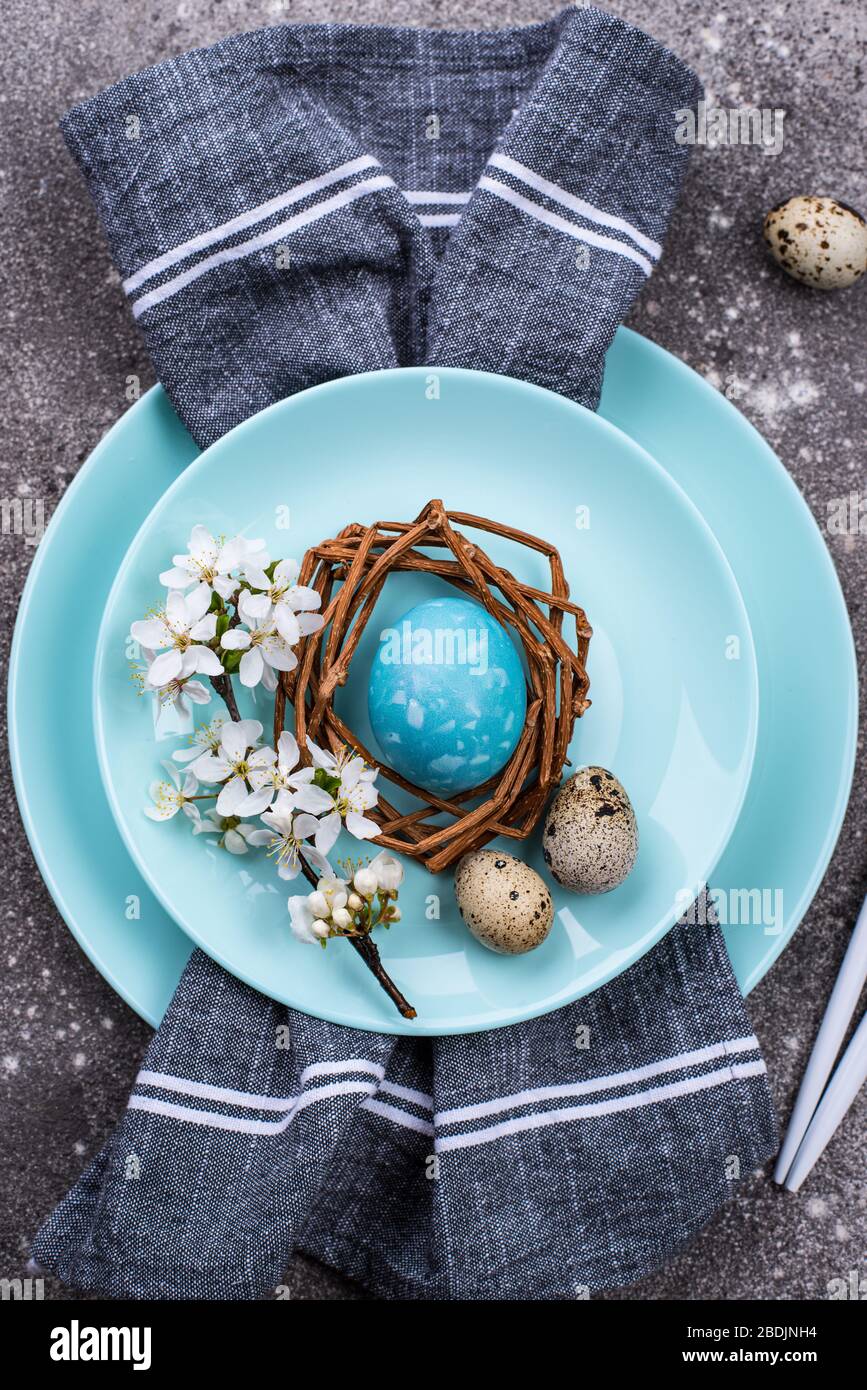 Tavola di Pasqua con uovo blu Foto Stock