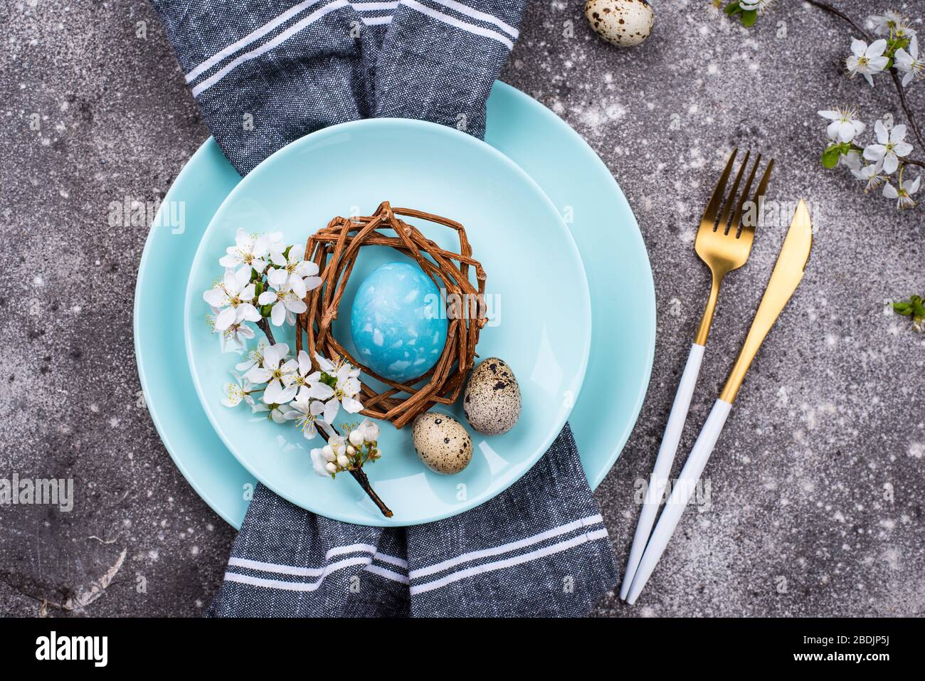 Tavola di Pasqua con uovo blu Foto Stock