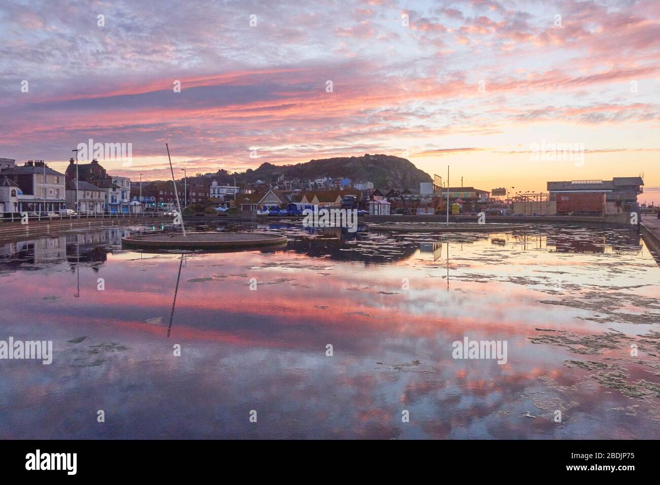 Hastings alba sul lago nautico sul lungomare, East Sussex, Regno Unito Foto Stock