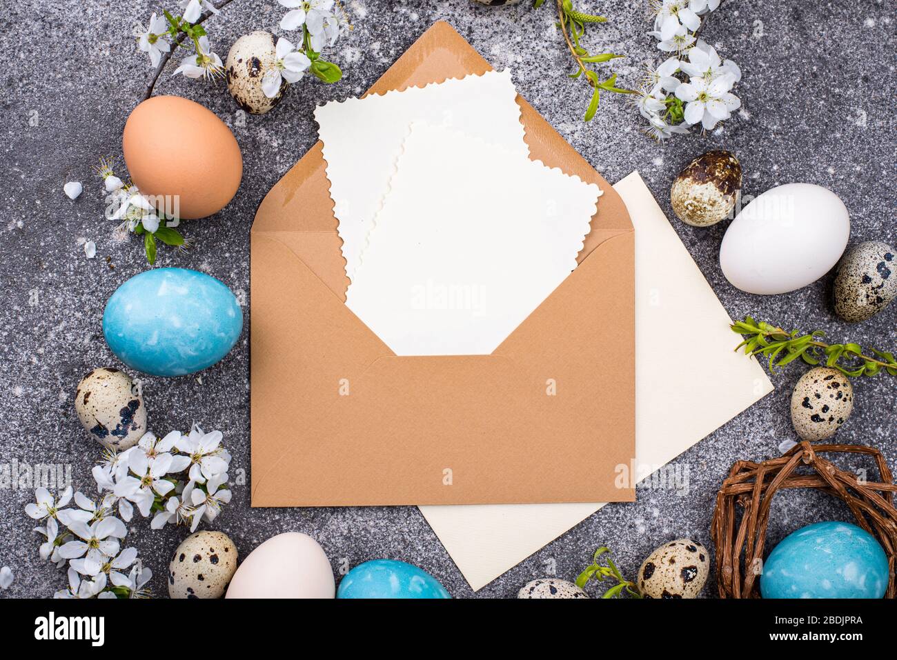 Uova di Pasqua e busta aperta Foto Stock