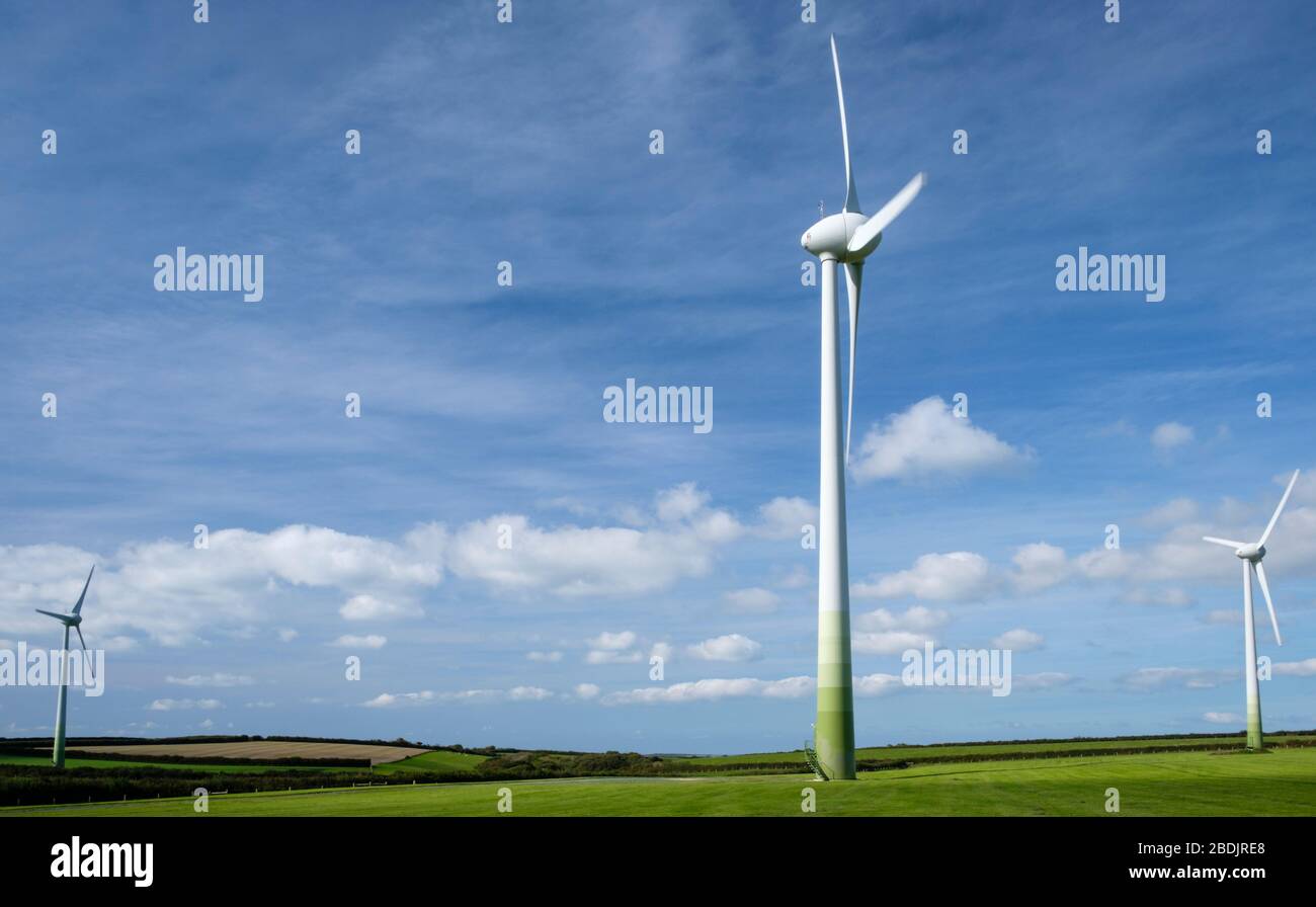 Turbine eoliche vicino a Morewenstow, Cornwall Devon confine, fornendo energia verde alla comunità locale e National Grid Foto Stock