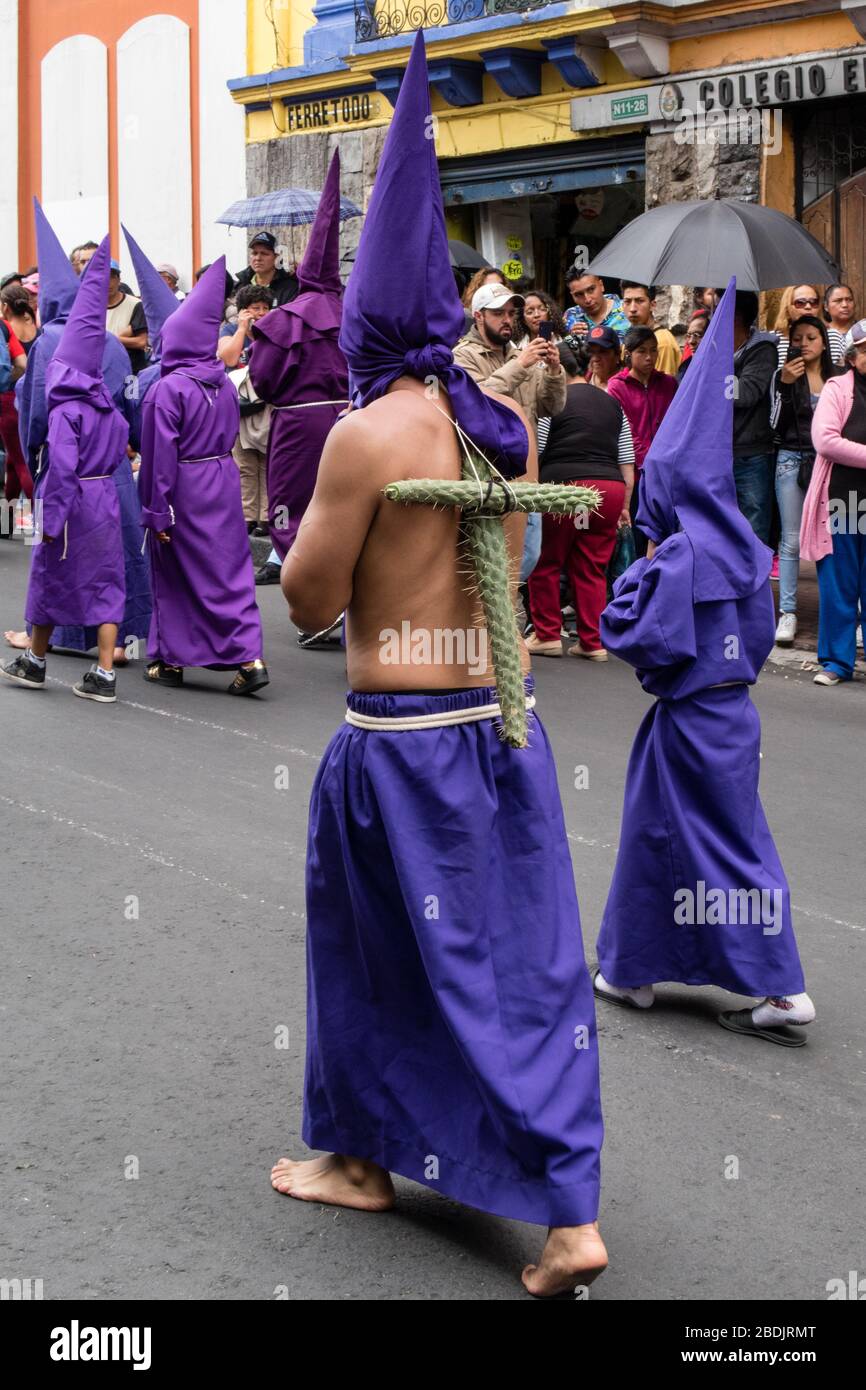 Quito, Pichincha, Ecuador - 27 marzo 2018: Marzo dei Penitenti alla processione del Venerdì Santo a pasqua, Semana Santa, a Quito. Cucuruchos con PU Foto Stock