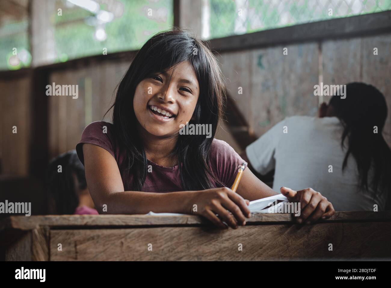 Bambini indigeni che imparano, territorio di Shiwiar, Ecuador Foto Stock