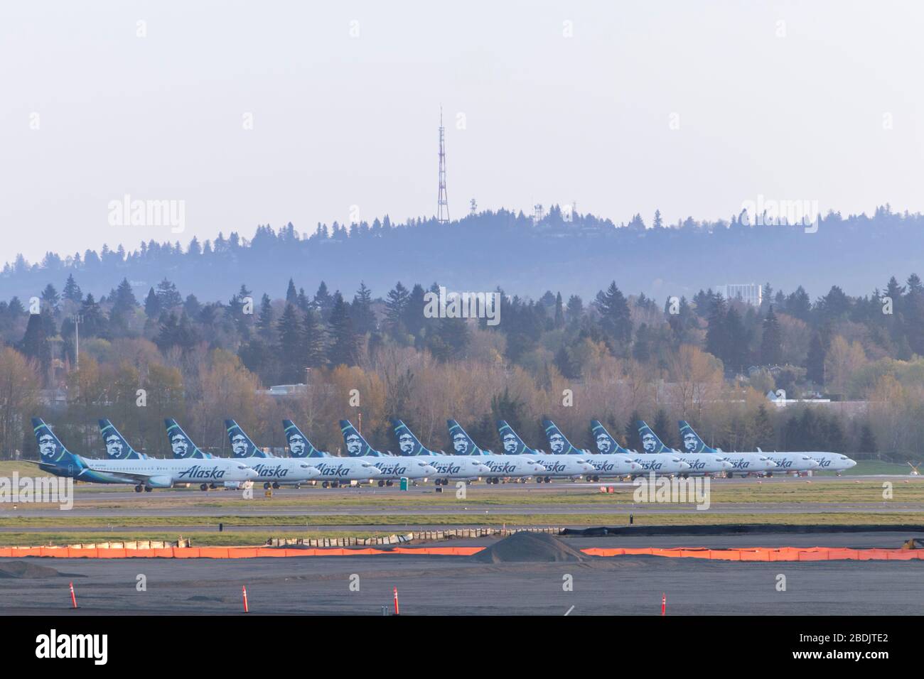 PORTLAND, OR / USA - Aprile 7 2020: Aerei Alaska Airlines a terra in terra all'Aeroporto Internazionale di Portland a causa della pandemia di coronavirus e signi Foto Stock