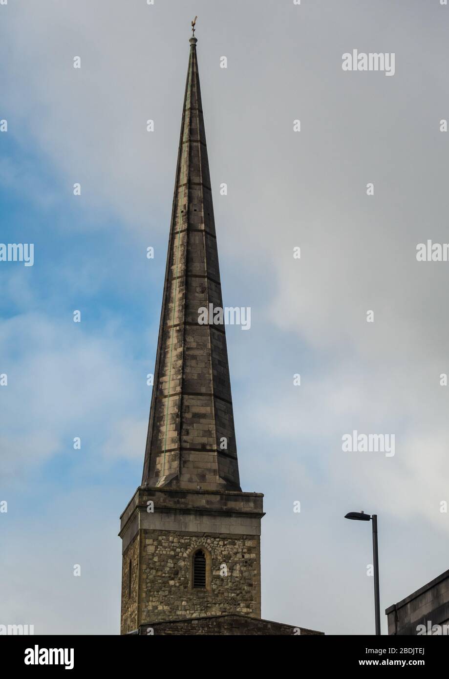 Un colpo della guglia della chiesa di San Michele a Southampton, Regno Unito. Foto Stock
