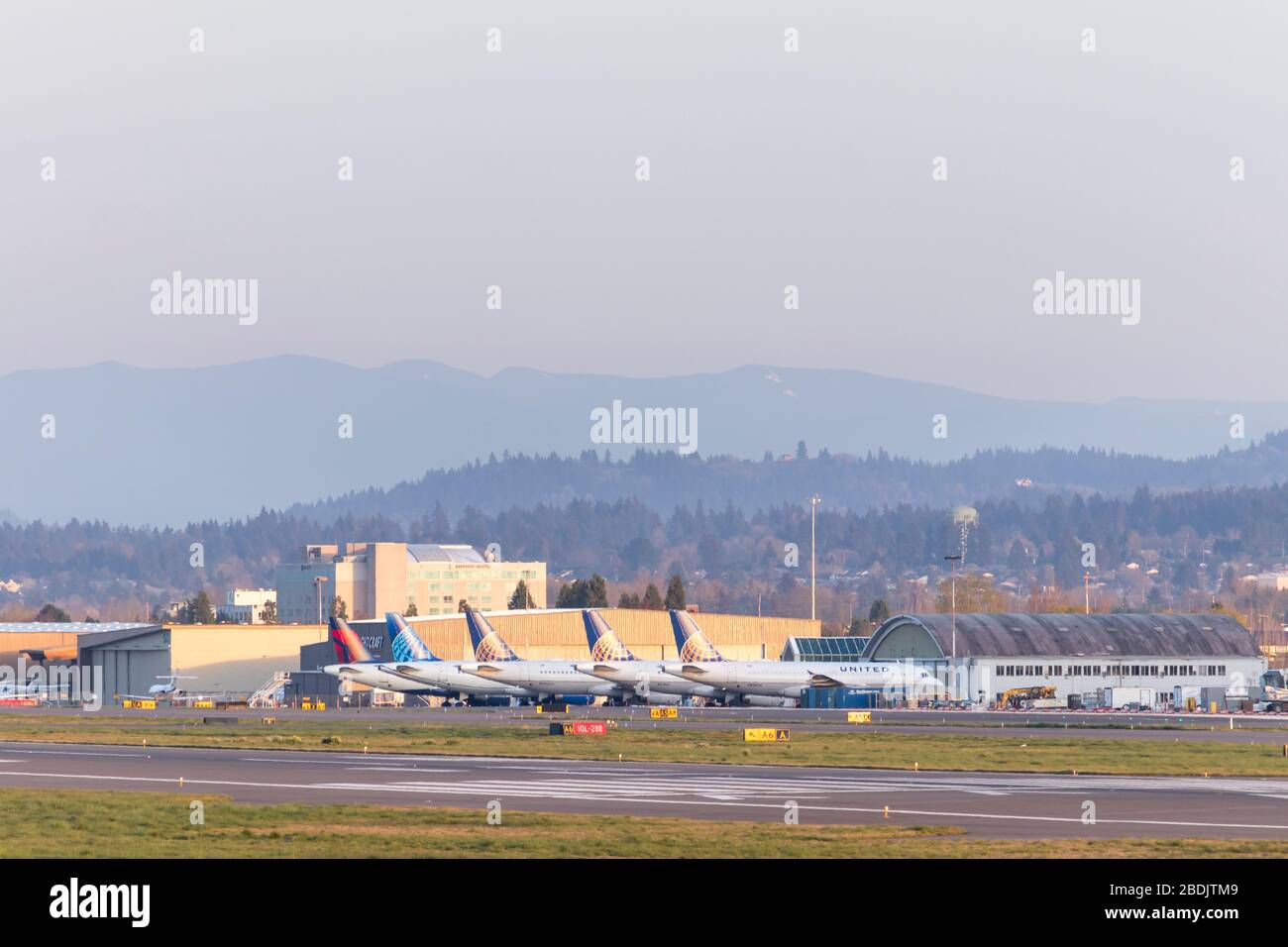 PORTLAND, OR / USA - Aprile 7 2020: Aerei Groaned United Airlines e Delta Airlines hanno fatto scalo all'Aeroporto Internazionale di Portland a causa del coronavirus pa Foto Stock