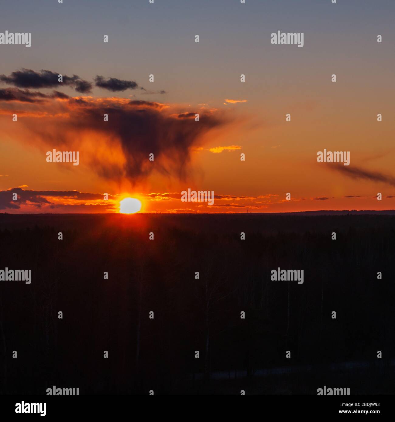 Foto del tramonto, cielo arancione brillante. Foto Stock