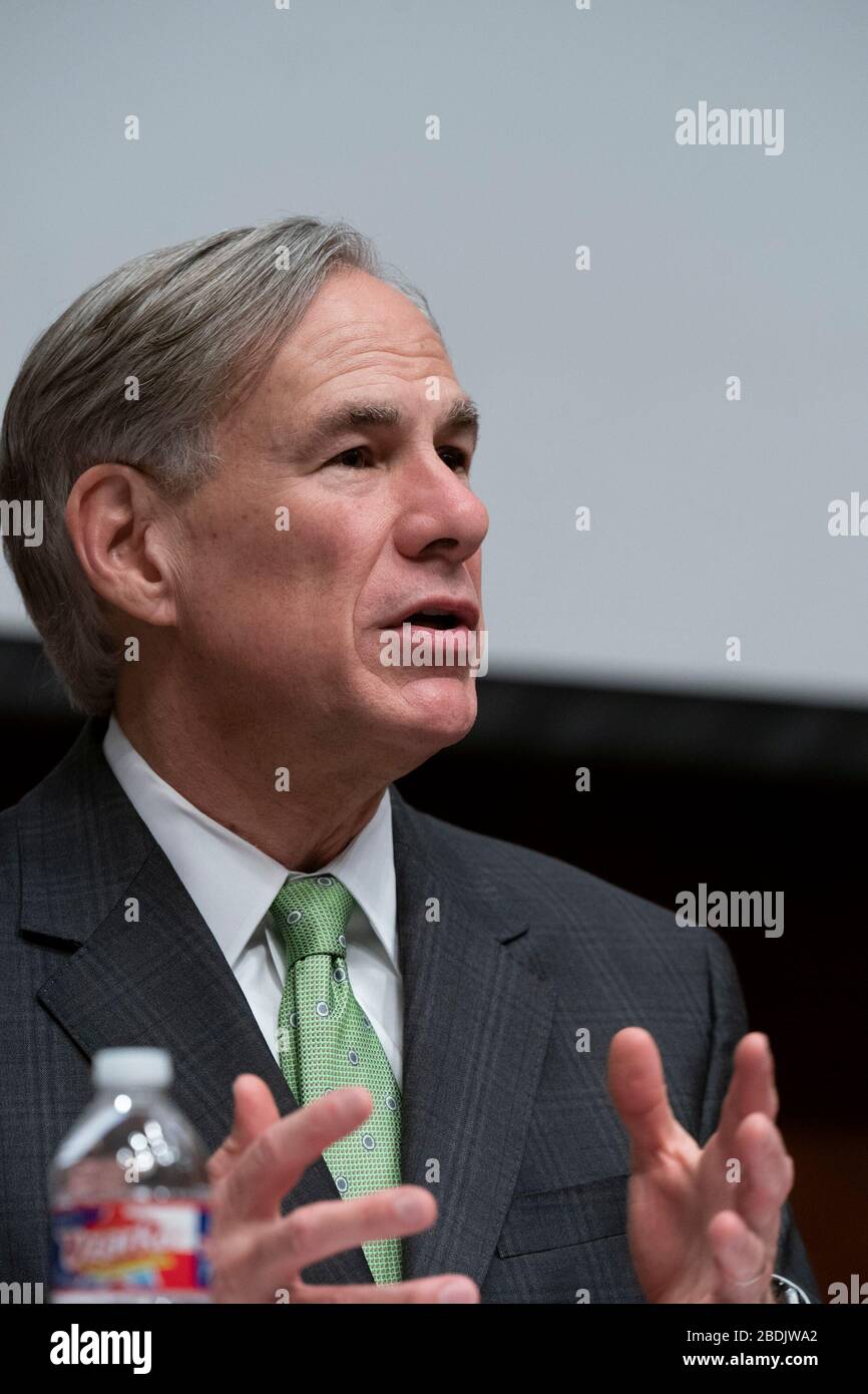Il governatore del Texas Greg Abbott slip il corpo della stampa Capitol sulle aziende del Texas che si stanno intensando la produzione volontaria di maschere facciali e schermi facciali per soddisfare la domanda crescente nella lotta contro l'epidemia di coronavirus. Foto Stock