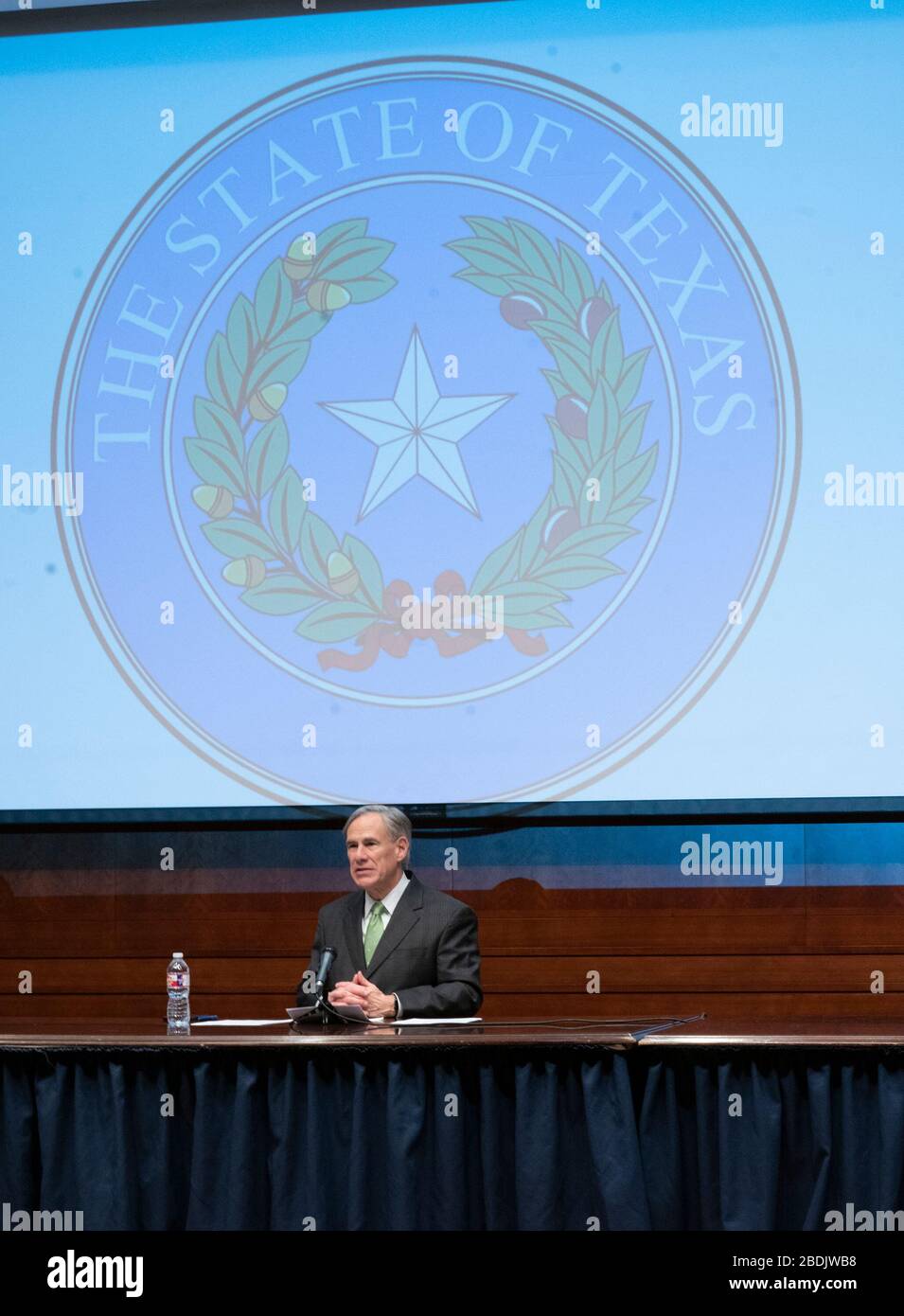 Il governatore del Texas Greg Abbott slip il corpo della stampa Capitol sulle aziende del Texas che si stanno intensando la produzione volontaria di maschere facciali e schermi facciali per soddisfare la domanda crescente nella lotta contro l'epidemia di coronavirus. Foto Stock