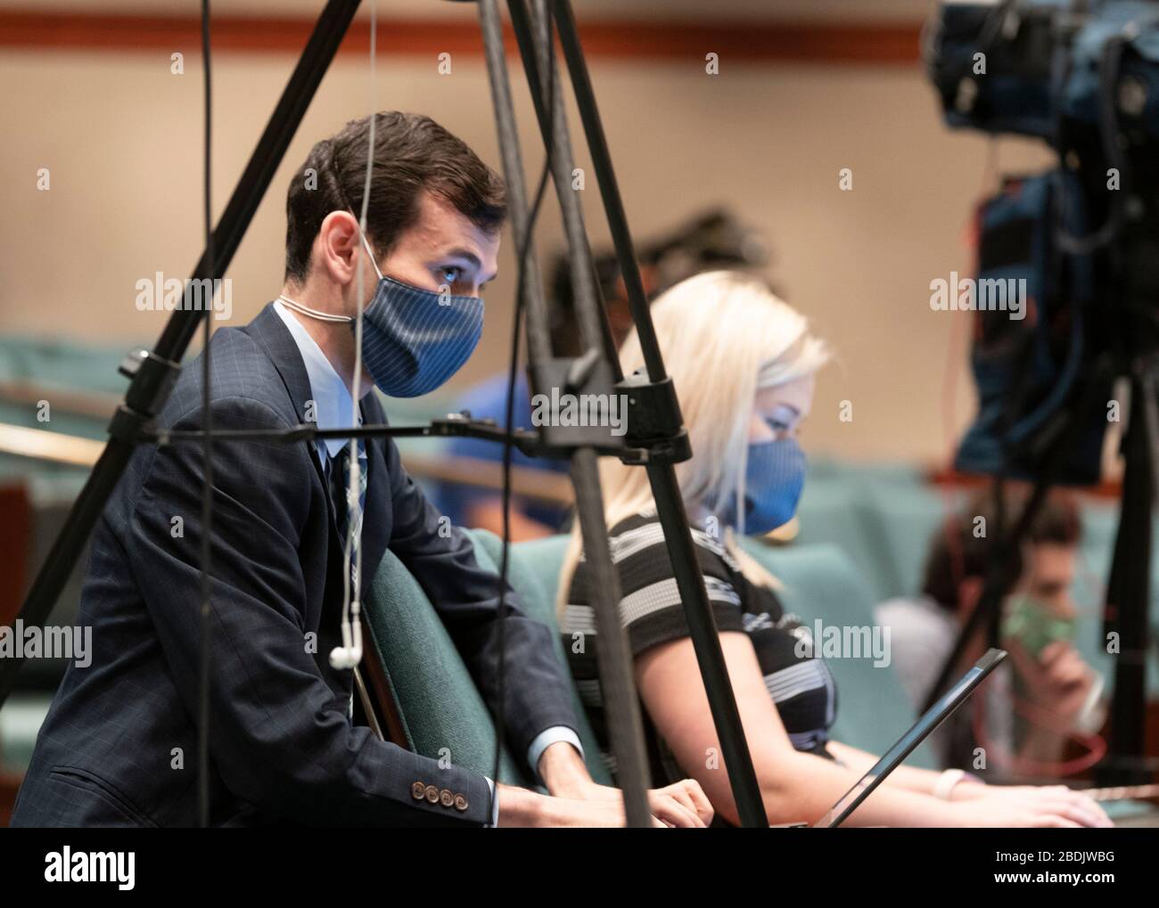 I membri della stampa, indossando maschere facciali protettive, ascoltano il governatore del Texas Greg Abbott che li informerà sulla crescente produzione volontaria di maschere facciali e schermi per rispondere alla crescente domanda di lotta contro l'epidemia di coronavirus. Foto Stock