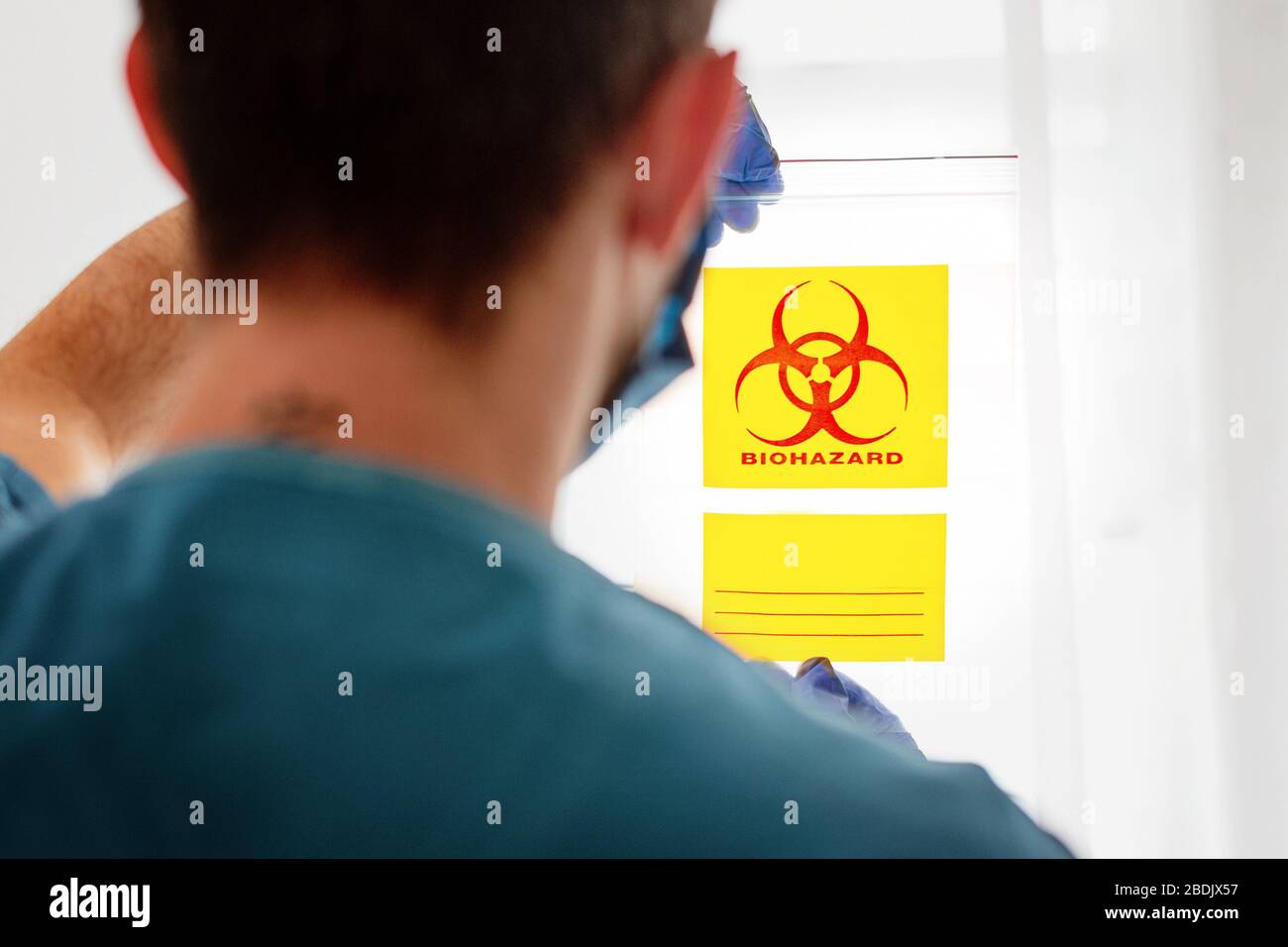 Simbolo di rischio biologico, simbolo di pericolo biologico, testo di segnalazione triangolare giallo nero Foto Stock