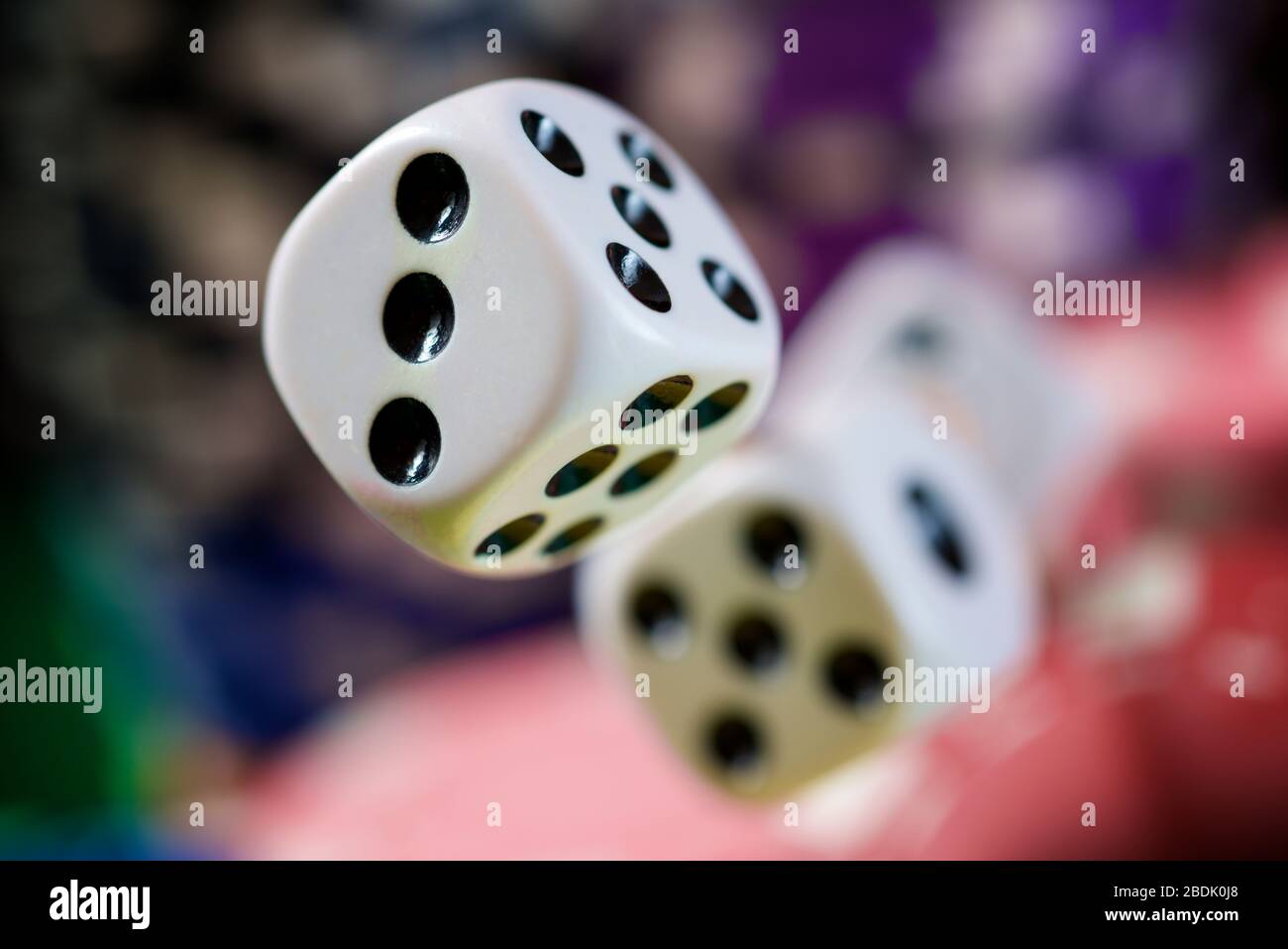 Dadi che volano su un tavolo del casino. Foto Stock