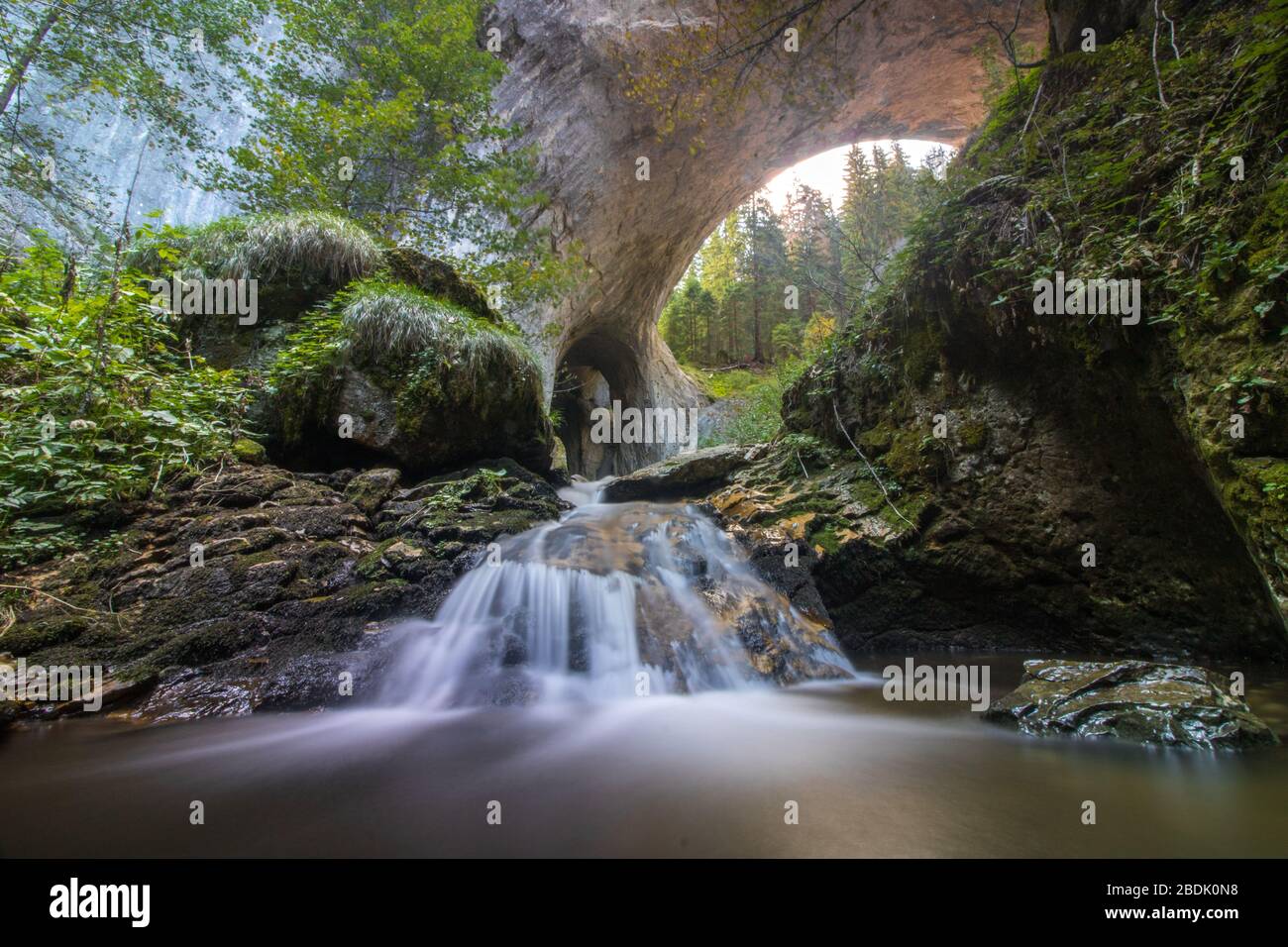 Composizione di roccia a forma di cranio e cascata Foto Stock