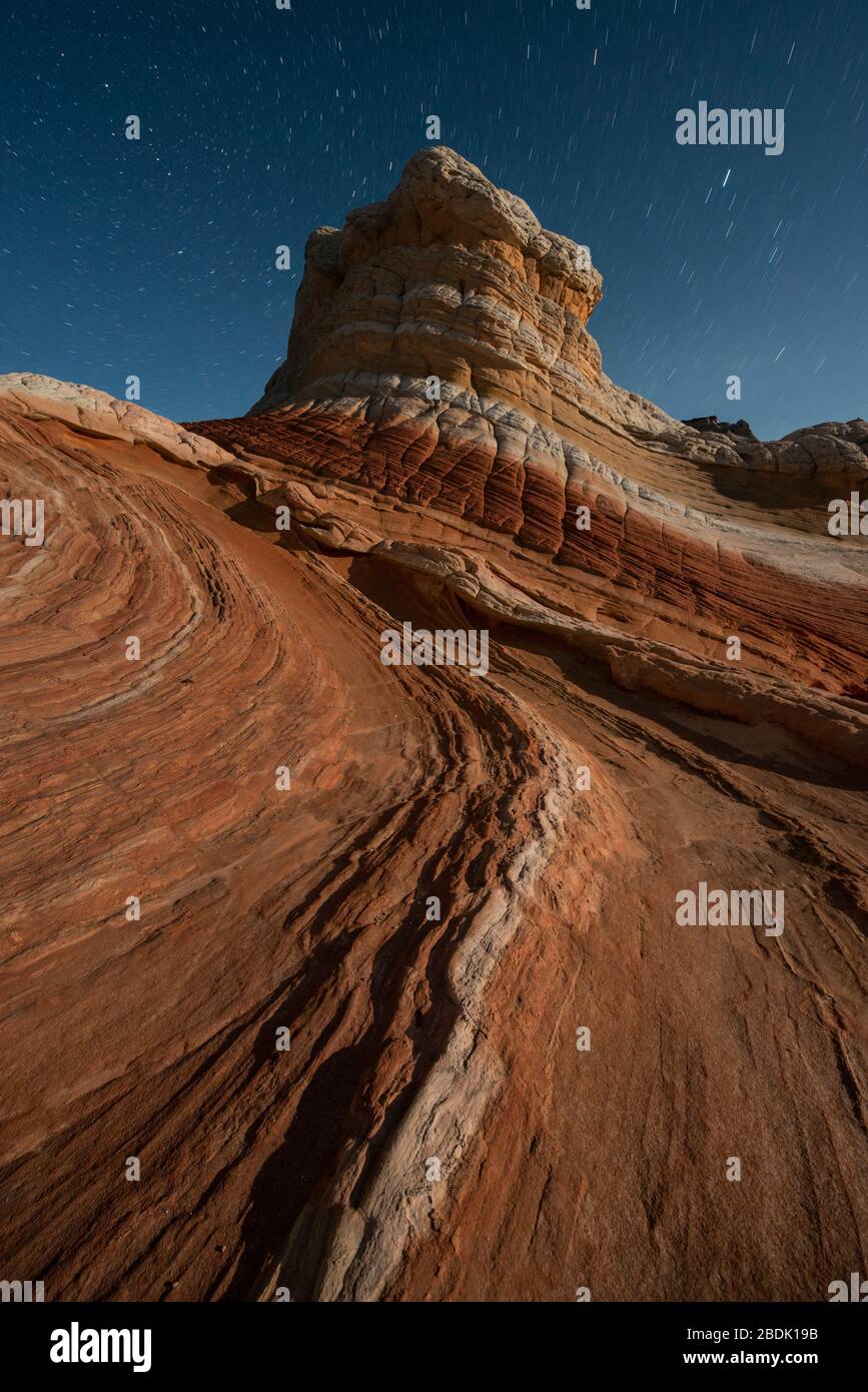 Strane formazioni rocciose sotto un cielo notturno in White Pocket Ari Foto Stock
