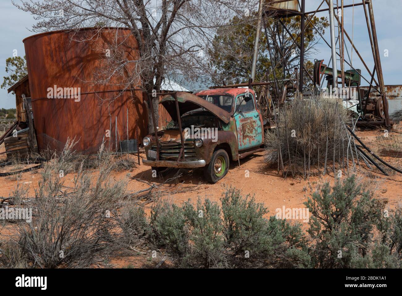Un vecchio camion abbandonato e pompa jack ben arrugginito americana nel deserto AZ Foto Stock
