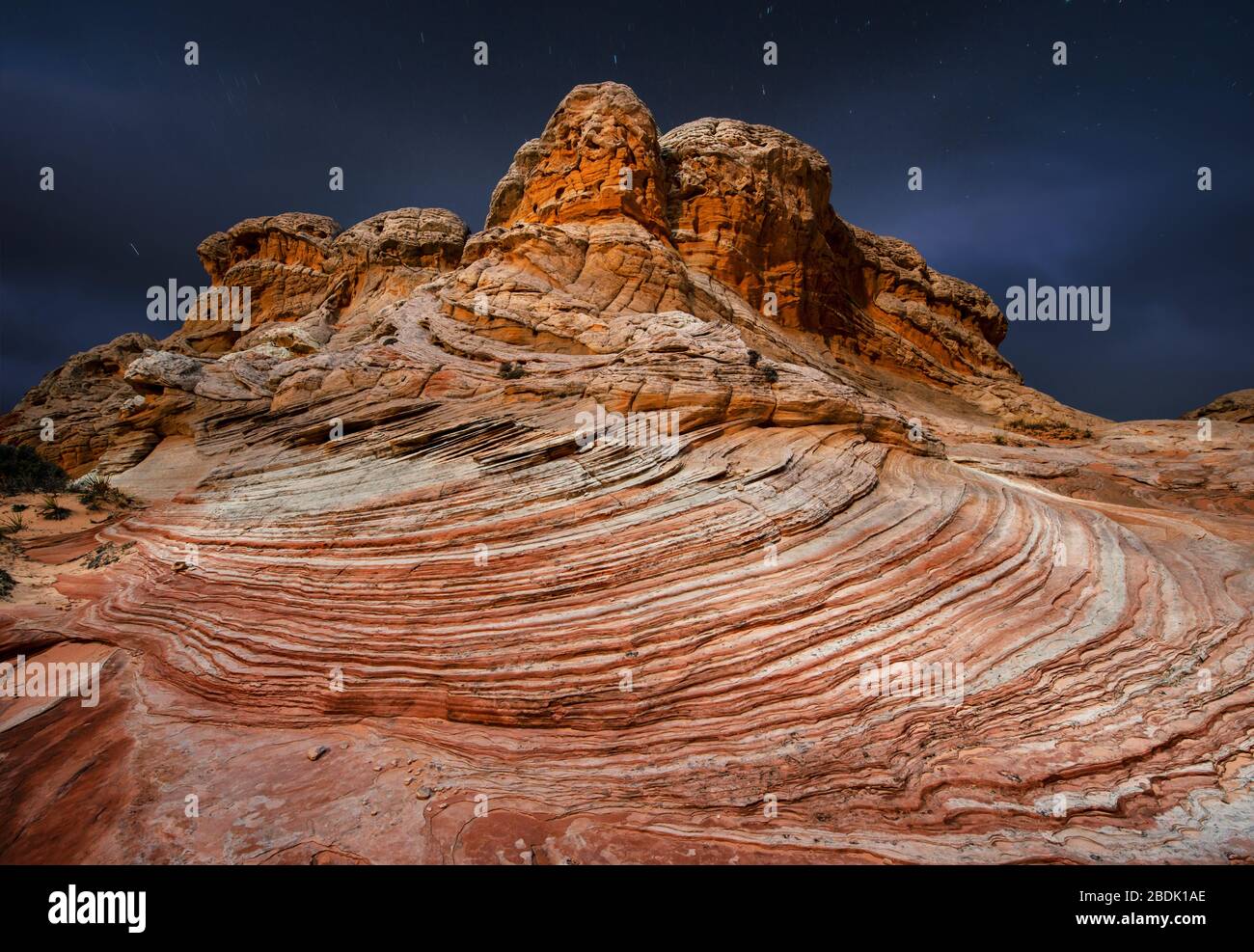 Strane formazioni rocciose sotto un cielo notturno in White Pocket Ari Foto Stock