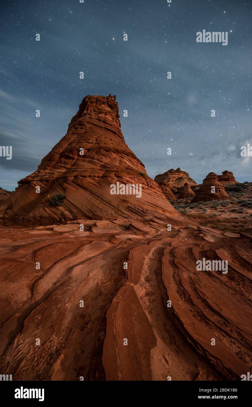 Formazione di roccia di arenaria rossa nel deserto remoto dell'Arizona sotto una St Foto Stock