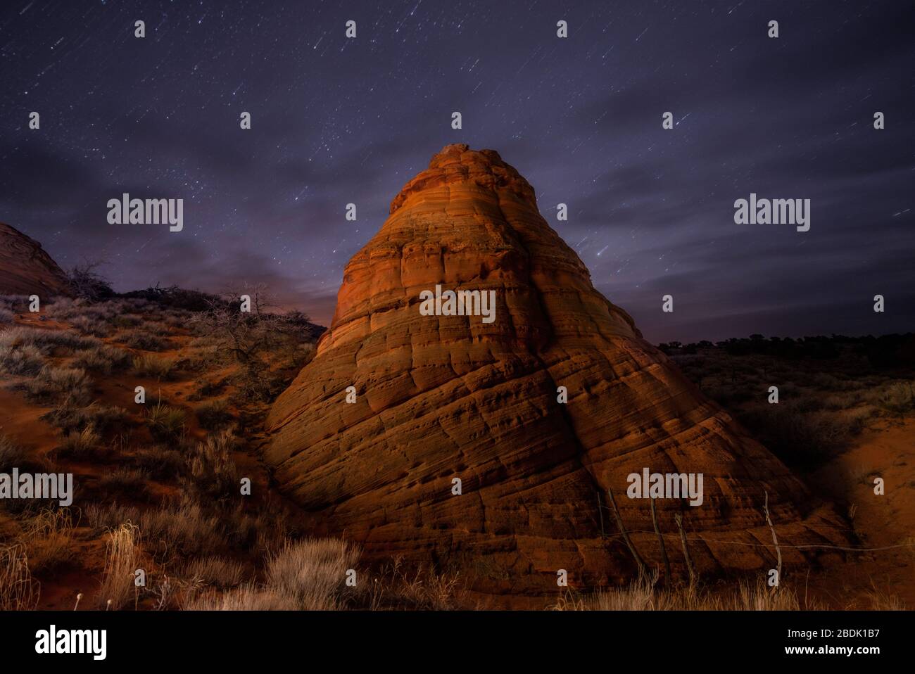 Formazione di roccia di arenaria rossa nel deserto remoto dell'Arizona sotto una St Foto Stock