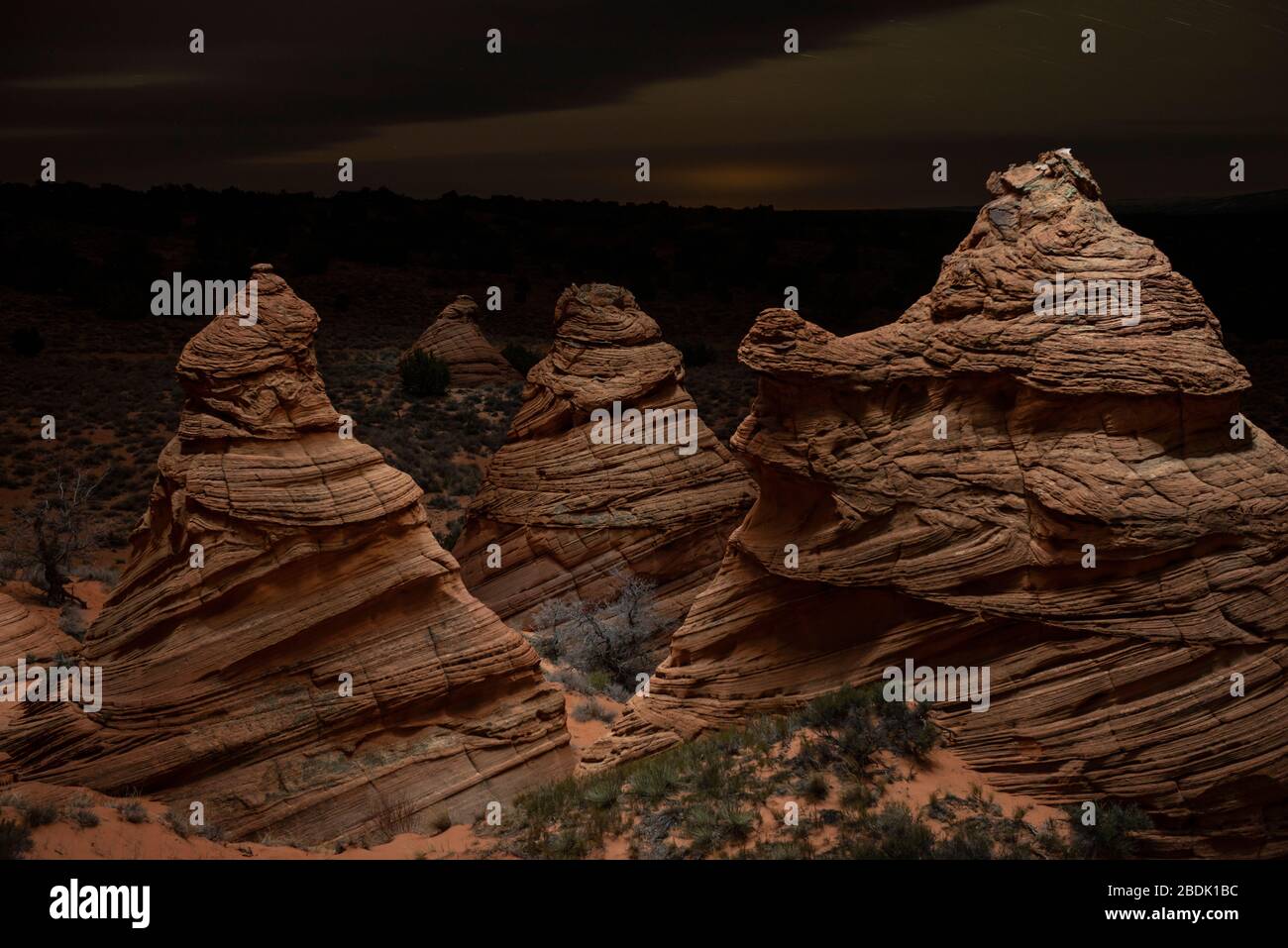 Formazione di roccia di arenaria rossa nel deserto remoto dell'Arizona sotto una St Foto Stock