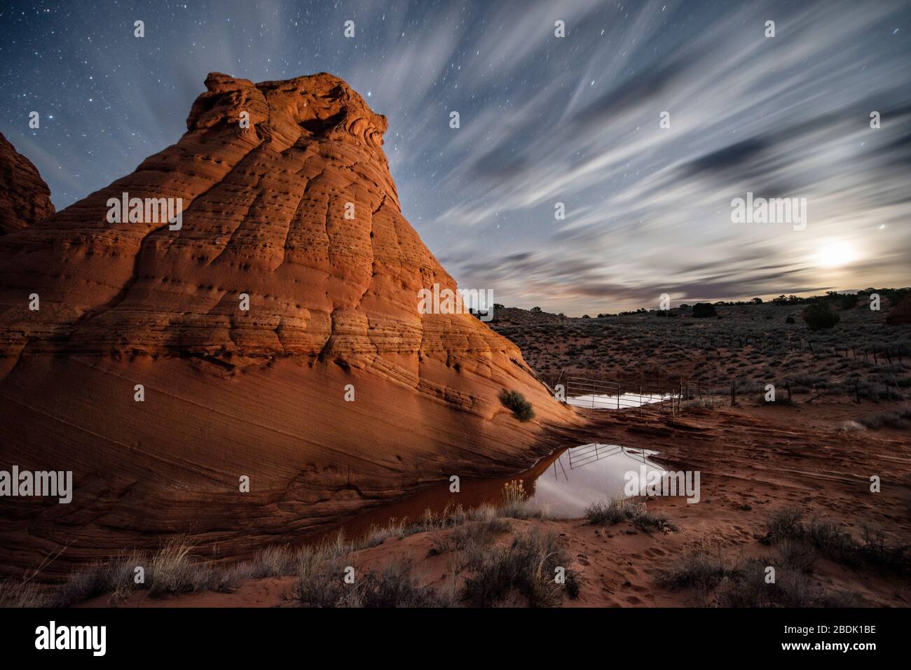 Formazione di roccia di arenaria rossa nel deserto remoto dell'Arizona sotto una St Foto Stock