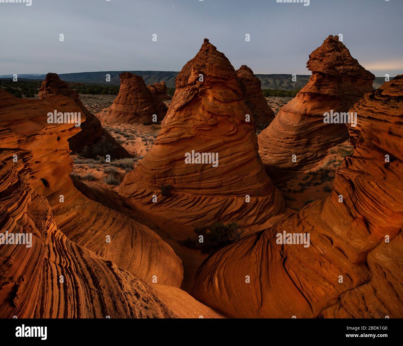 Formazione di roccia di arenaria rossa nel deserto remoto dell'Arizona sotto una St Foto Stock