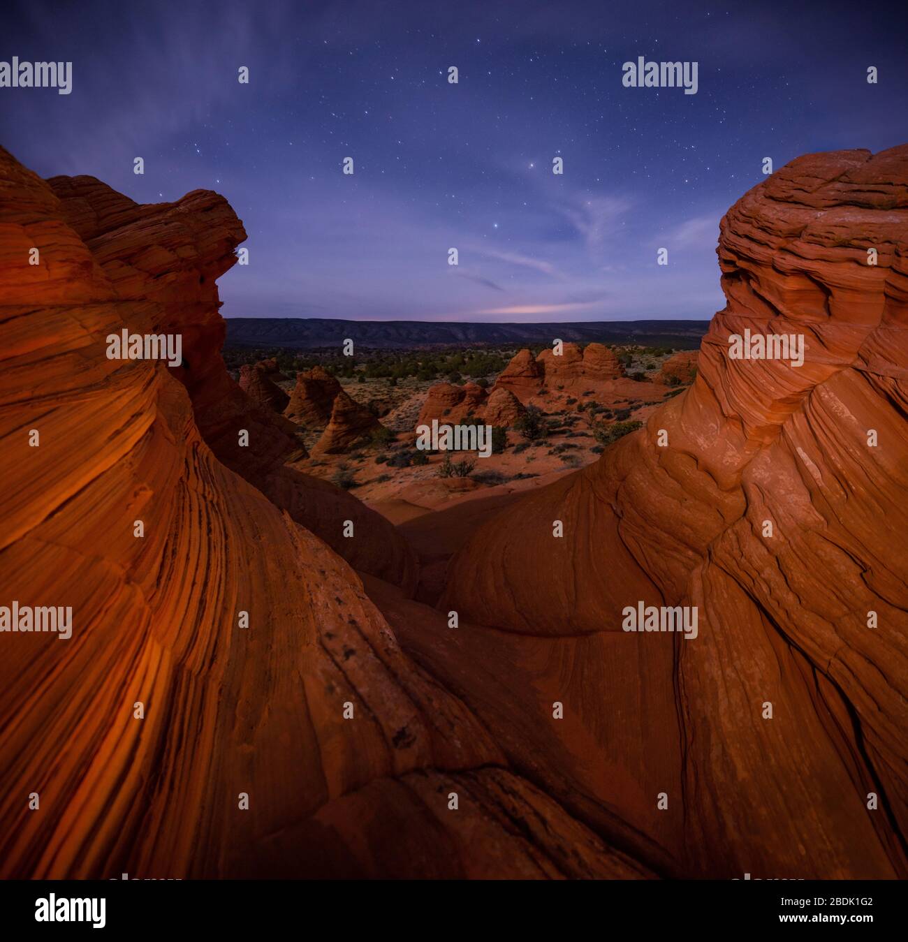 Formazione di roccia di arenaria rossa nel deserto remoto dell'Arizona sotto una St Foto Stock