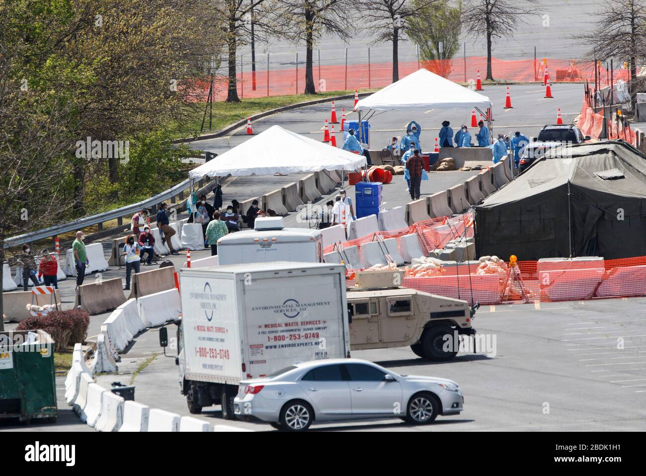 Washington, Stati Uniti. 8 Aprile 2020. Il 8 aprile 2020, a Landover, nel Maryland, negli Stati Uniti, si trova un sito di test drive-through COVID-19. Il numero di casi COVID-19 negli Stati Uniti ha raggiunto 401,166 a partire dalle 12:20 ora locale di mercoledì (1620 GMT), secondo il Center for Systems Science and Engineering (CSSE) della Johns Hopkins University. Credit: Ting Shen/Xinhua/Alamy Live News Foto Stock