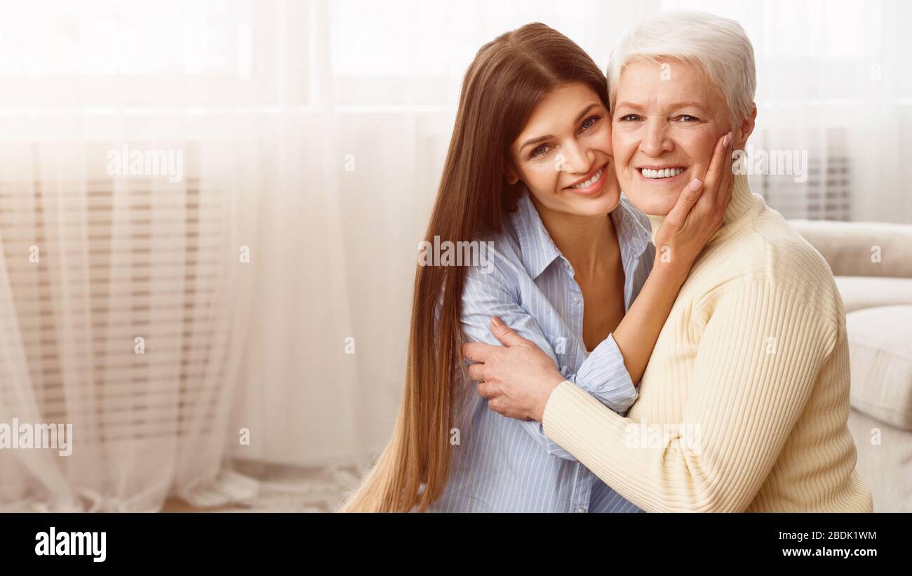 Ritratto di famiglia. Giovane donna che si agguagli a casa Foto Stock