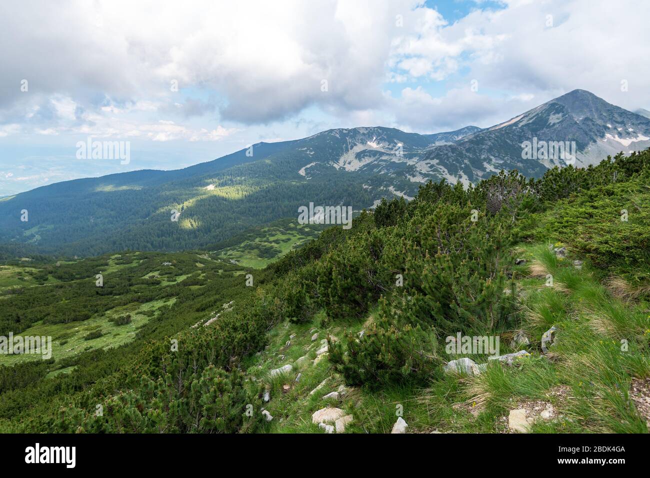 Un paesaggio fantastico con Muratov picco e fiume di montagna, montagna Pirin, Bulgaria. Foto Stock