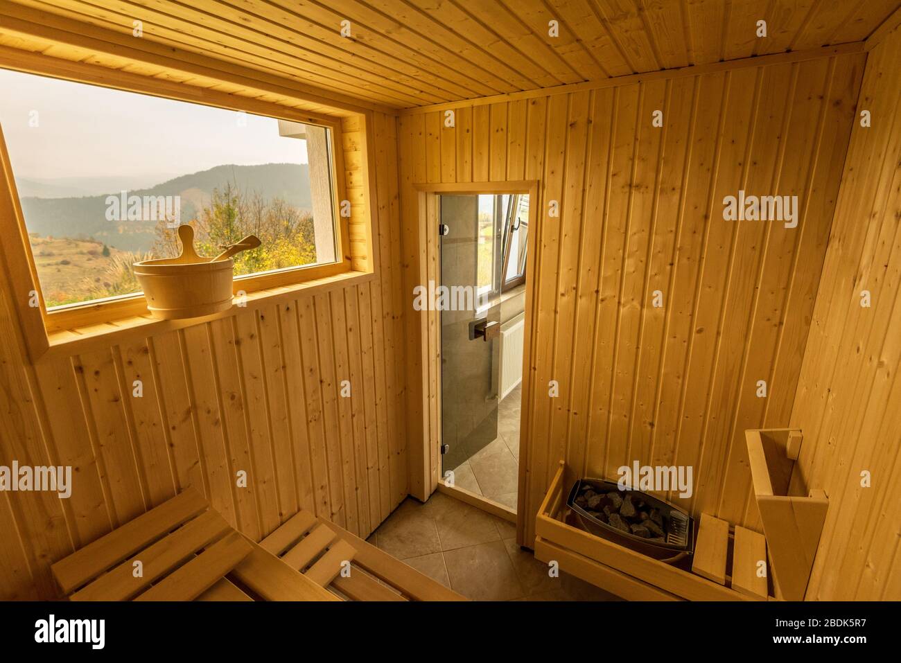 Sauna in legno con posti a sedere. Accessori interni della sauna spa. Foto Stock