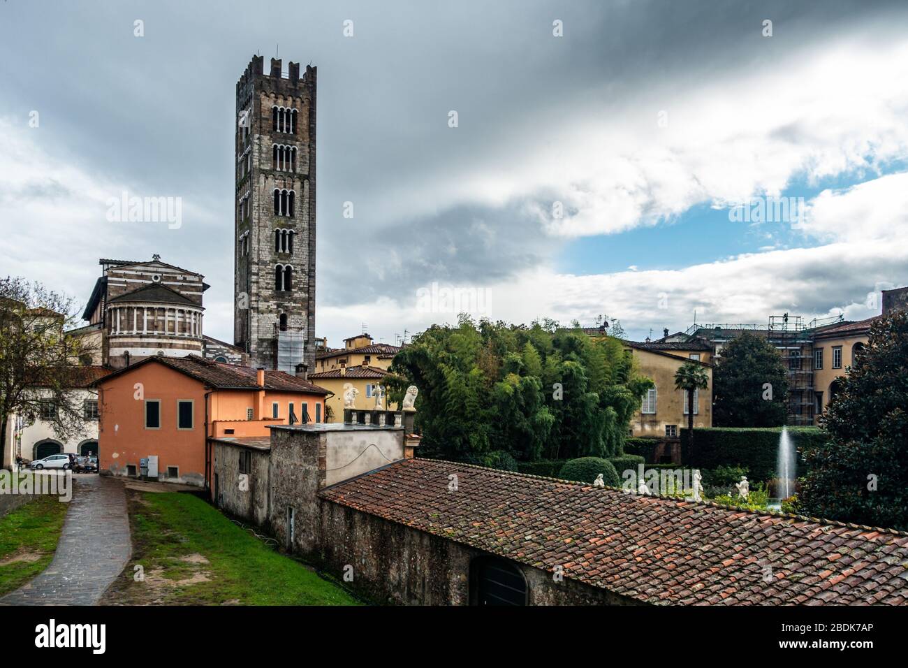 Vista sul centro storico di Lucca con il campanile della Basilica di San Frediano e il giardino di Palazzo Pfanner sulla destra, Toscana, Italia Foto Stock