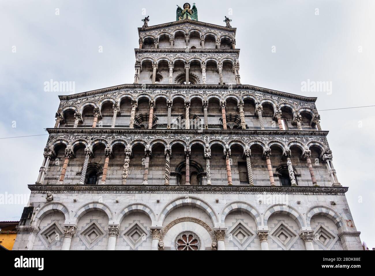 Facciata della chiesa di San Michele in Foro a Lucca, finemente decorata con statue e sculture, Toscana, Italia Foto Stock