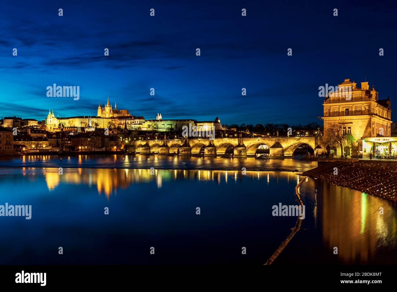 Vista notturna del Ponte Carlo sul fiume Moldava, Praga Repubblica Ceca Foto Stock