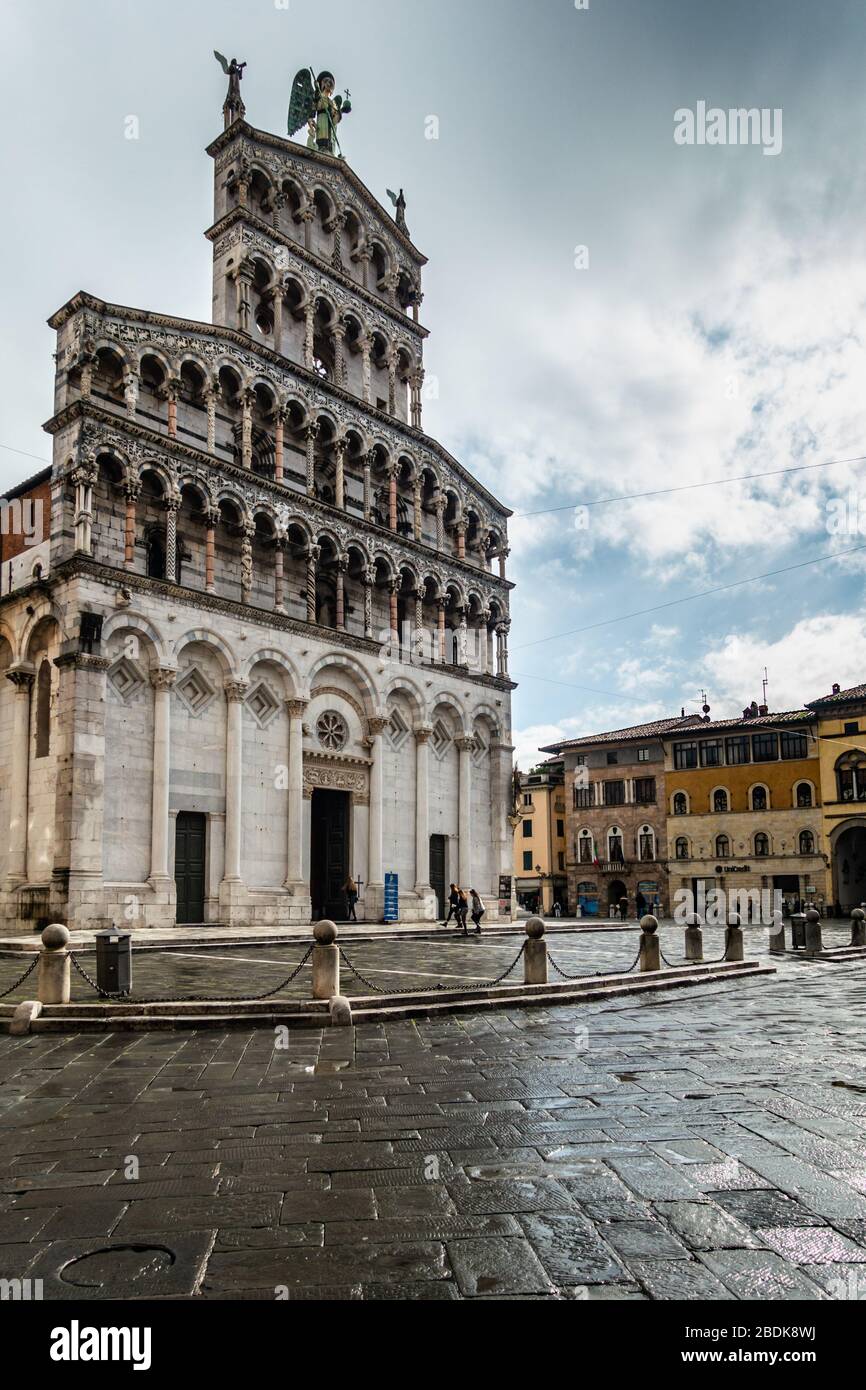 Facciata della chiesa di San Michele in Foro a Lucca, finemente decorata con statue e sculture. Lucca, Toscana, Italia, novembre 2019 Foto Stock