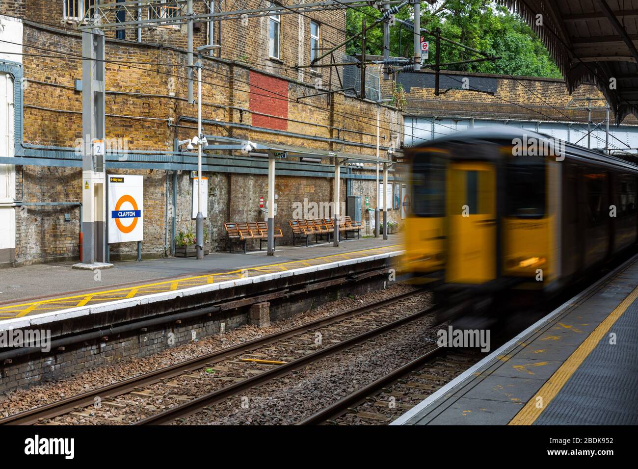 I passeggeri attendono il treno terrestre alla stazione ferroviaria di Clapton. Il distretto di Hackney è un distretto della città di Hackney, nel distretto di Hackney. Foto Stock
