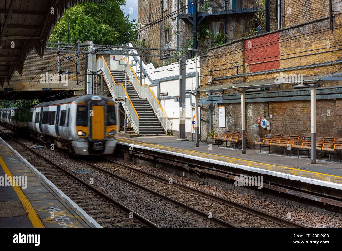 I passeggeri attendono il treno terrestre alla stazione ferroviaria di Clapton. Il distretto di Hackney è un distretto della città di Hackney, nel distretto di Hackney. Foto Stock