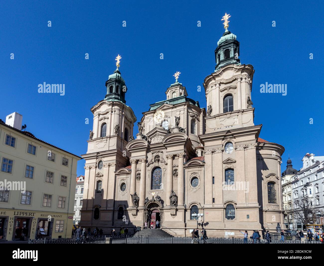 La Chiesa di San Nicola e la Piazza della Città Vecchia di Praga, Repubblica Ceca. Foto Stock