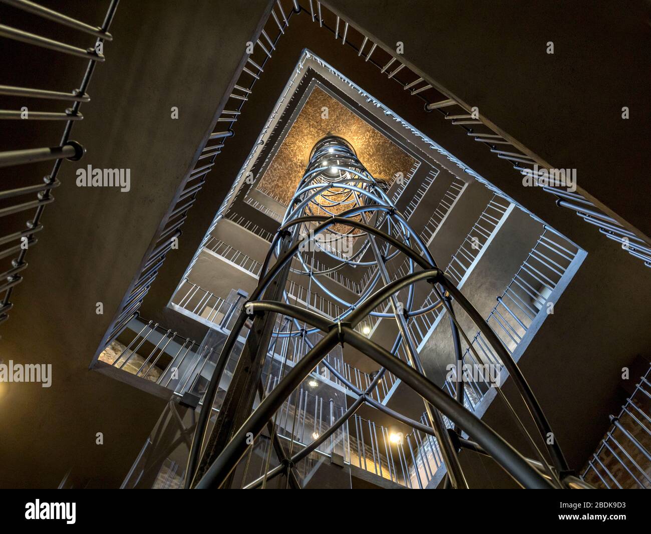 L'ascensore futuristico e la scala all'interno della torre dell'orologio del vecchio Municipio, Praga, Repubblica Ceca. Foto Stock