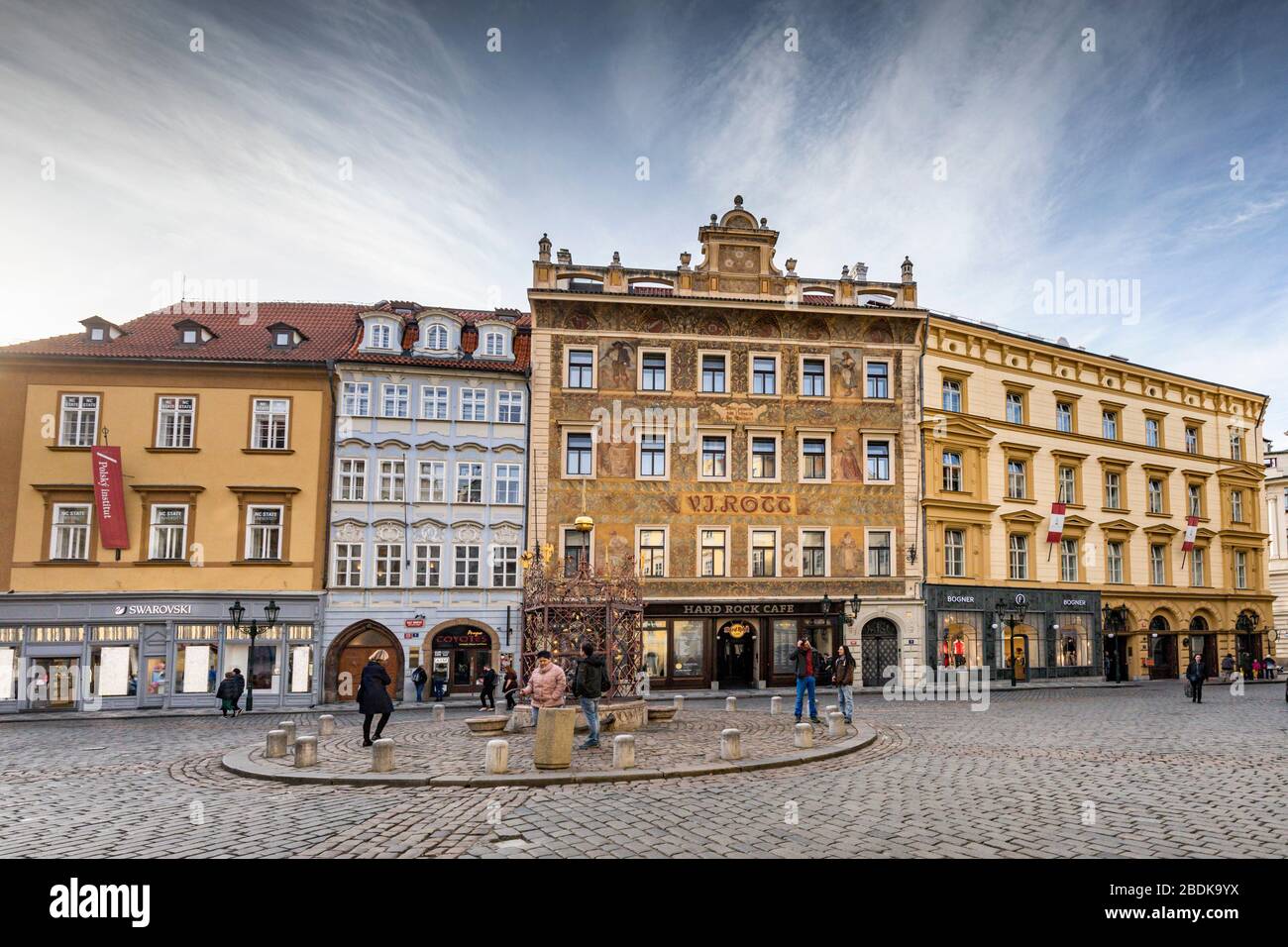 Maschio namesti, la piccola piazza con la fontana rinascimentale, la città vecchia di Praga. La Rott House ospita ora l'Hard Rock Cafe Foto Stock