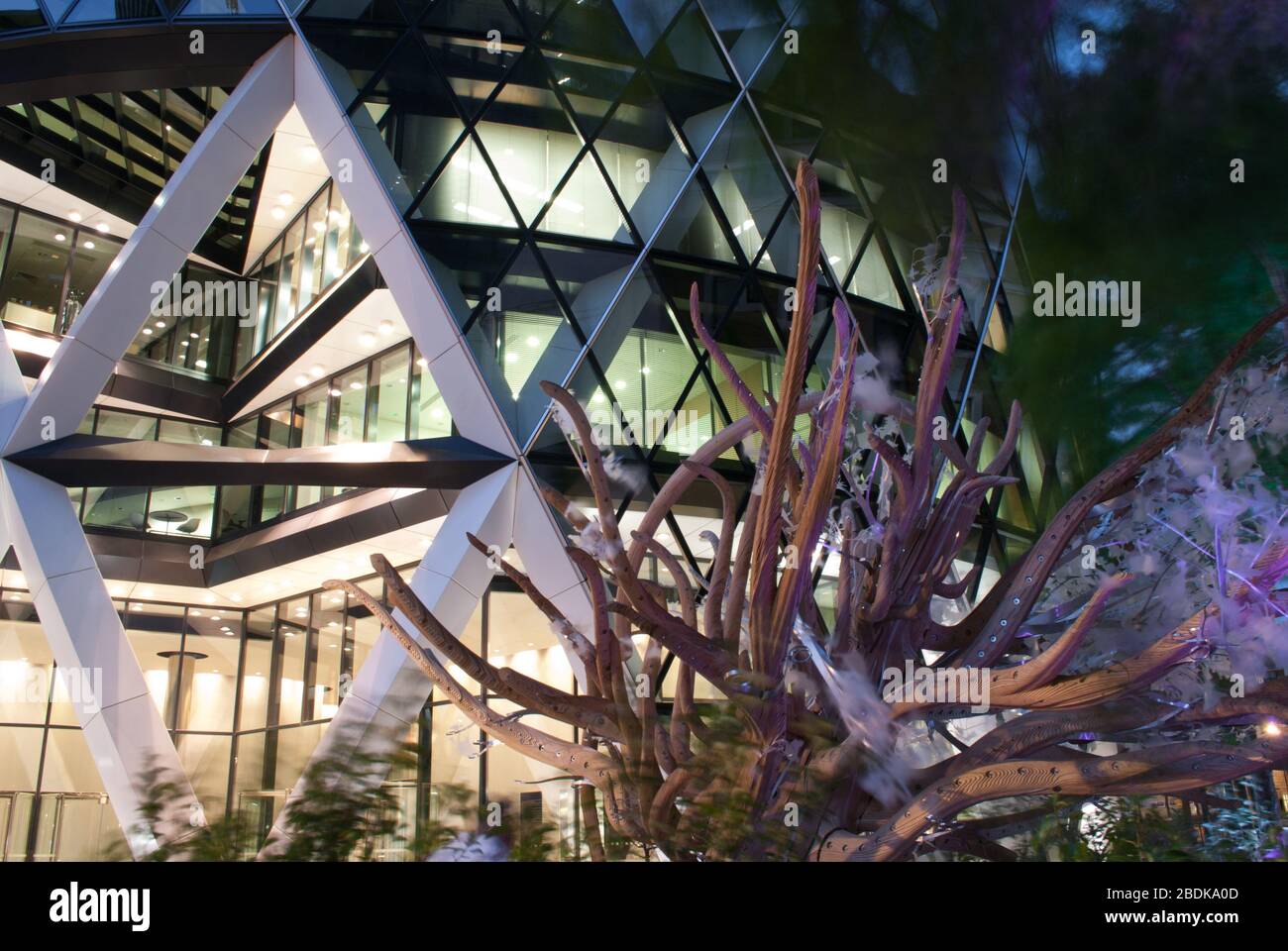 Blue Tower The Gherkin Swiss Re Building 30 St Mary Axe, Londra EC3A 8BF di Foster & Partners Foto Stock