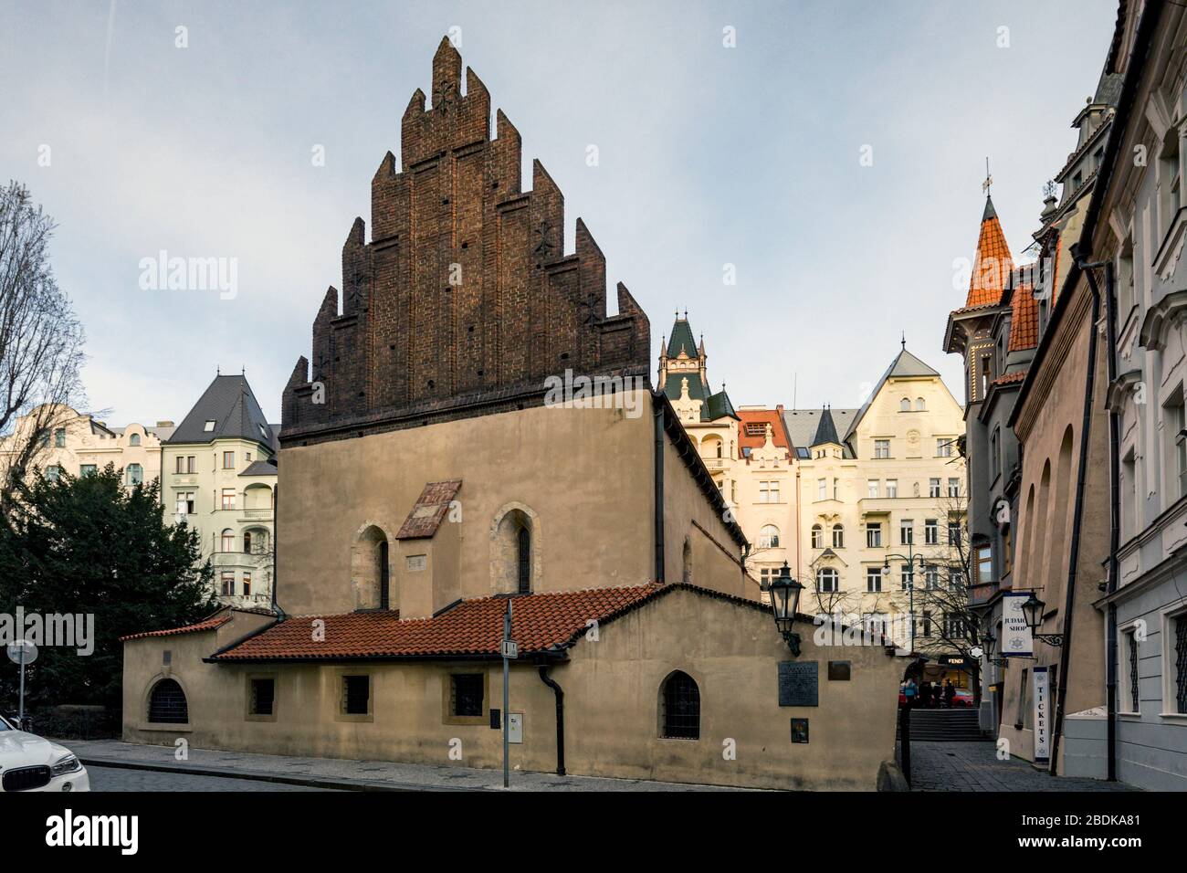 La sinagoga Vecchia-Nuova del XIII secolo a Praga, la sinagoga più antica in funzione d'Europa. Foto Stock