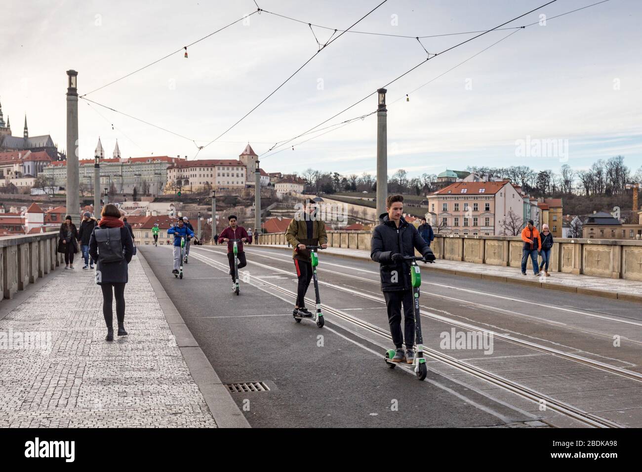 Gruppo di piloti su scooter elettrici della compagnia Lime a Praga, Repubblica Ceca Foto Stock